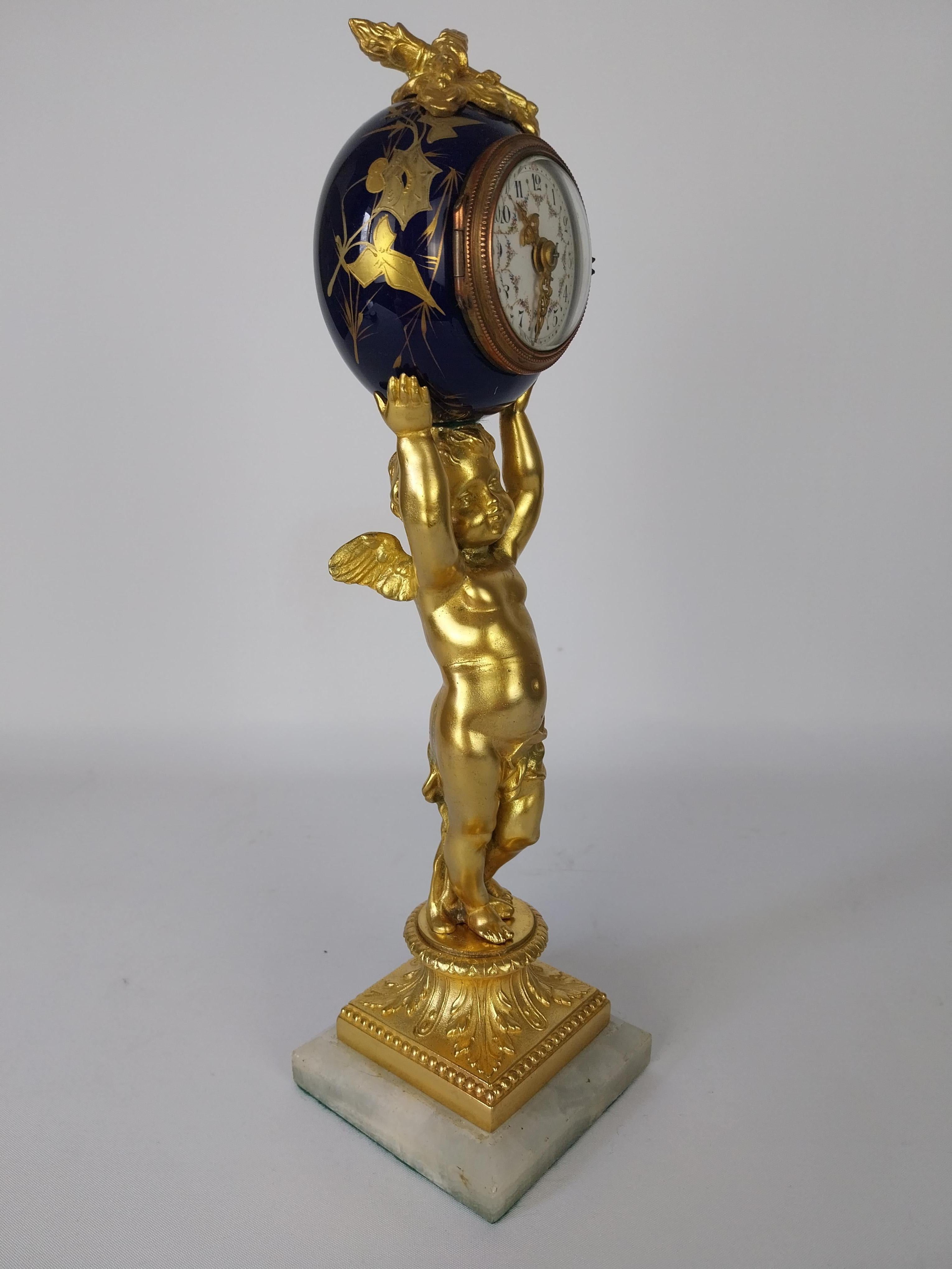 Cherub-Tischuhr aus vergoldeter Bronze, 19. Jahrhundert im Angebot 3