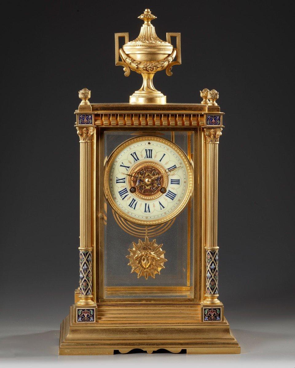 A good quality gilt bronze and cloisonné enamel clock, late 19th century.
In perfect condition.
Measures: H: 50 cm, W: 25 cm, D: 20 cm.