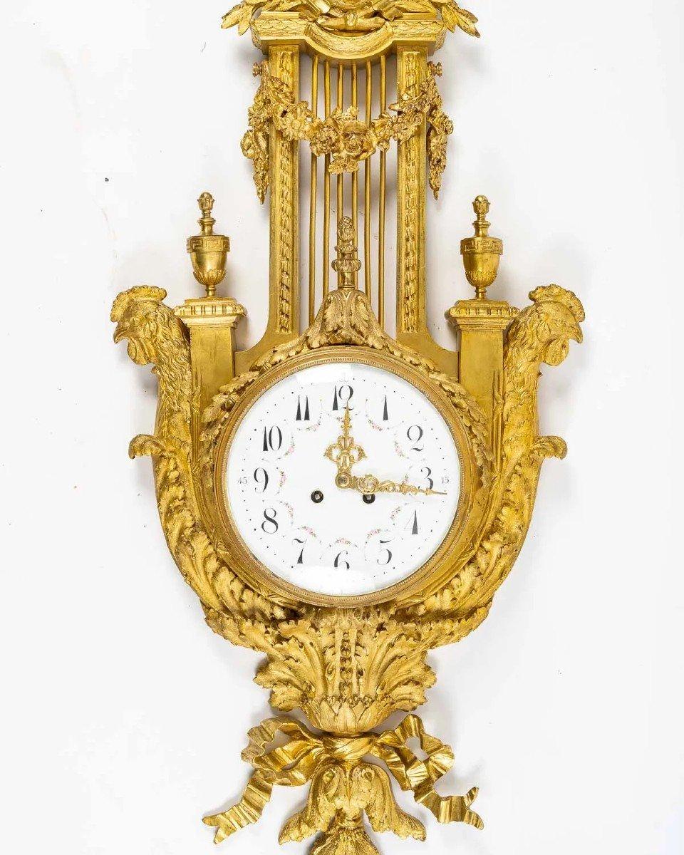 Gilt bronze clock, 19th century
Large original gilt bronze clock, decorated with garlands of flowers and two hull heads to the right and left of the clock, as well as two small vases. The bronze is of a very high quality and precision of
