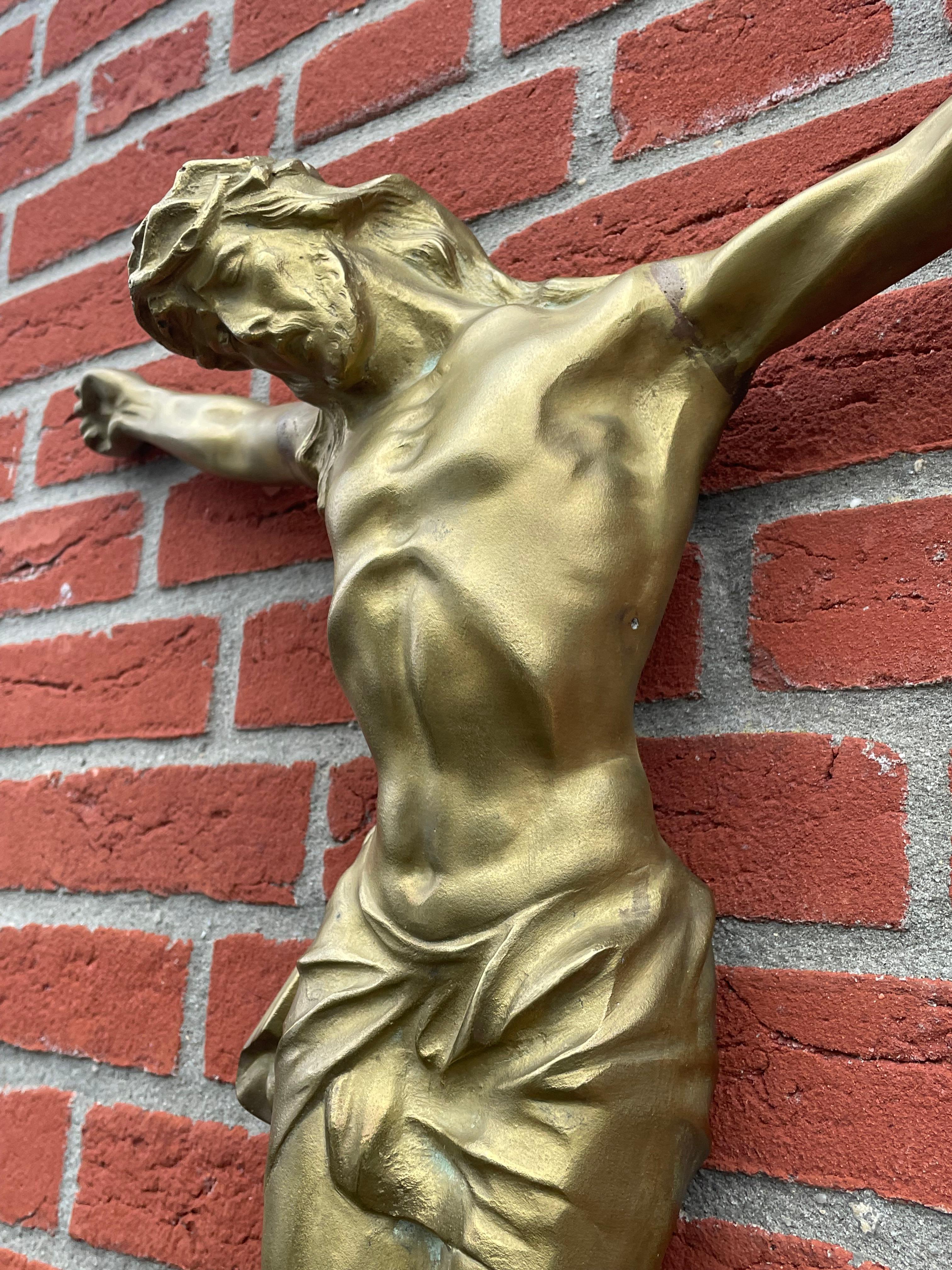 Impressive and sizeable sculpture of Christ bowing His head.

We were immediately impressed by this good size corpus of Christ and we particularly appreciate the details in the face and the position of the head of Christ. Both the angle in which He