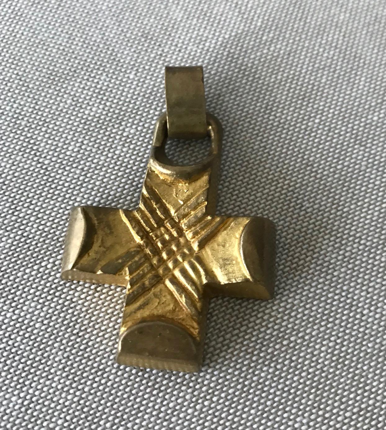 A small piece of wonderful artist jewelry by Line Vautrin designed in 1945, one of the models for the cross series. It was marked with criss-cross pattern in the middle of the cross. Monogrammed 'LV