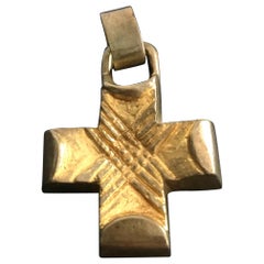 Ciondolo a forma di croce in bronzo dorato di Line Vautrin