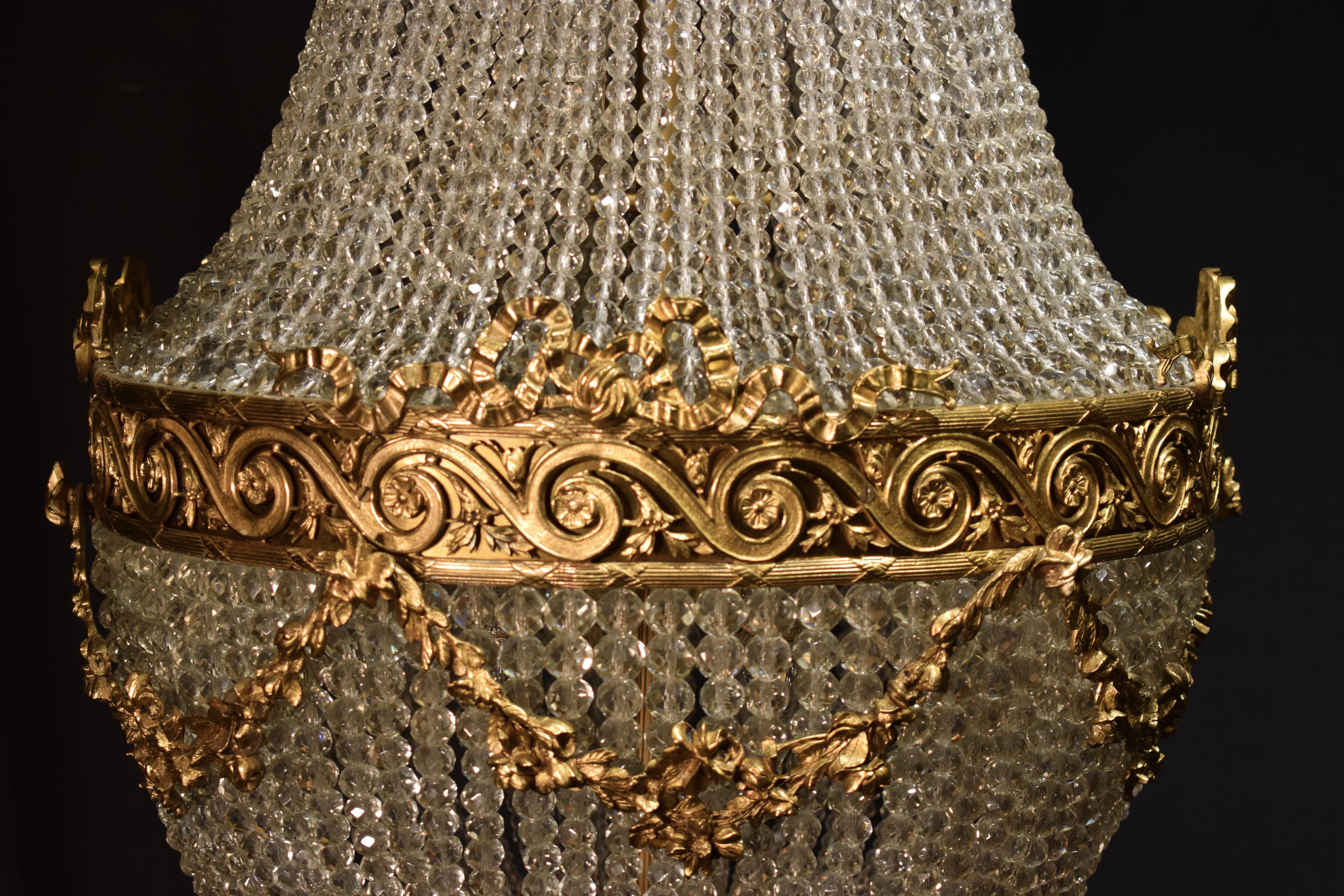 Sehr schöner Kronleuchter aus vergoldeter Bronze und geschliffenem Kristall 