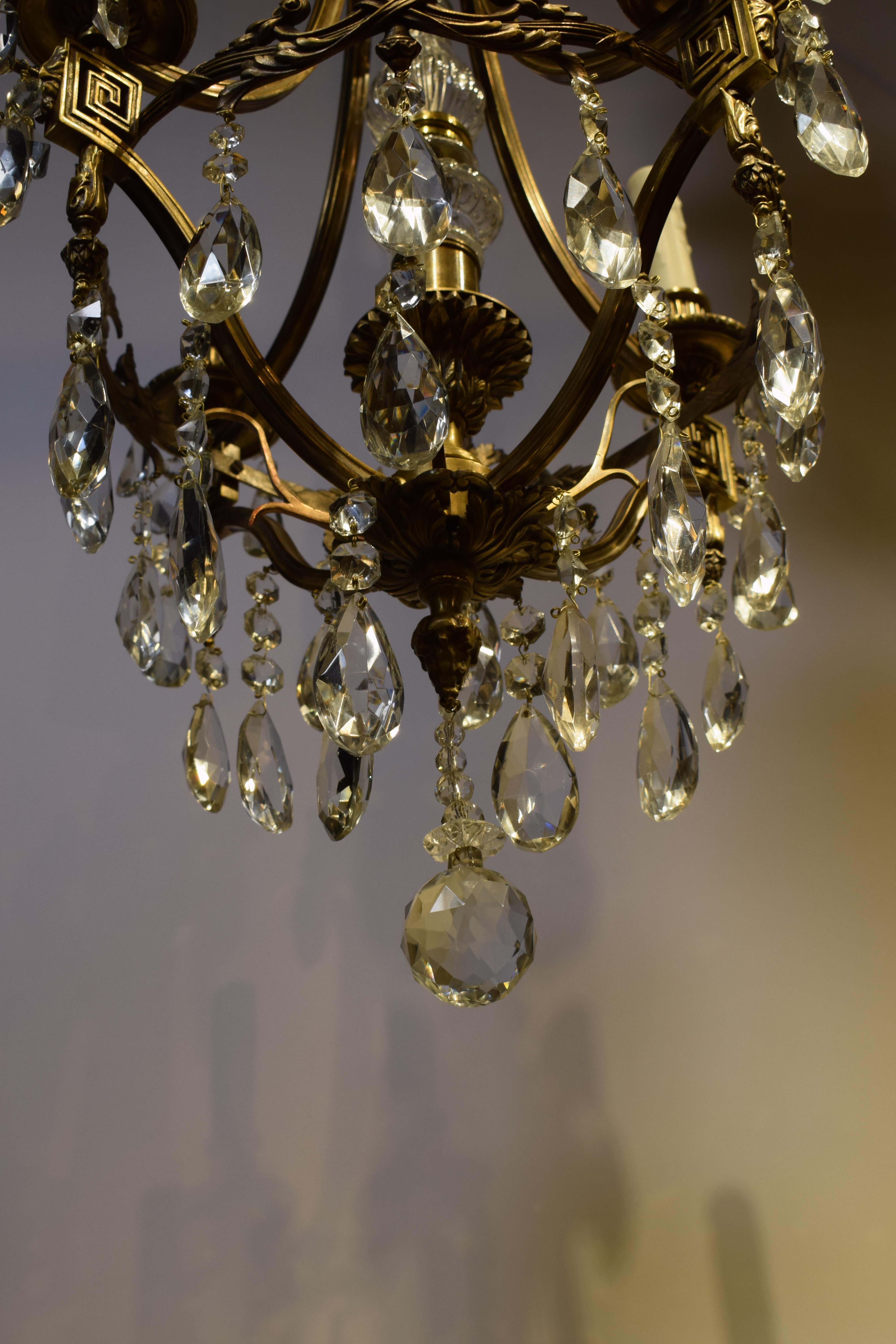 Vergoldeter Kronleuchter aus Bronze und Kristall im Zustand „Gut“ im Angebot in Atlanta, GA