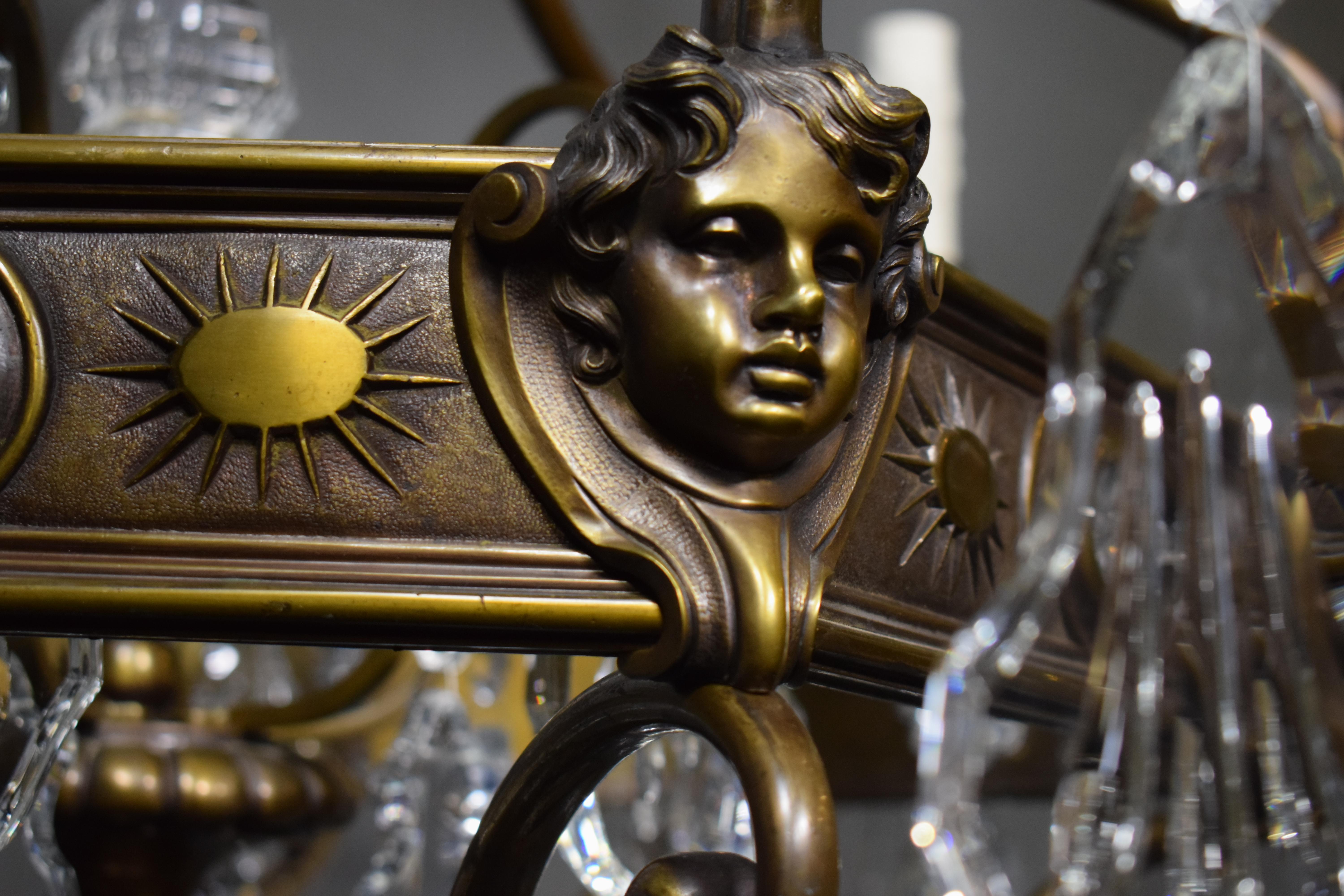 Vergoldeter Kronleuchter aus Bronze und Kristall (Frühes 20. Jahrhundert) im Angebot