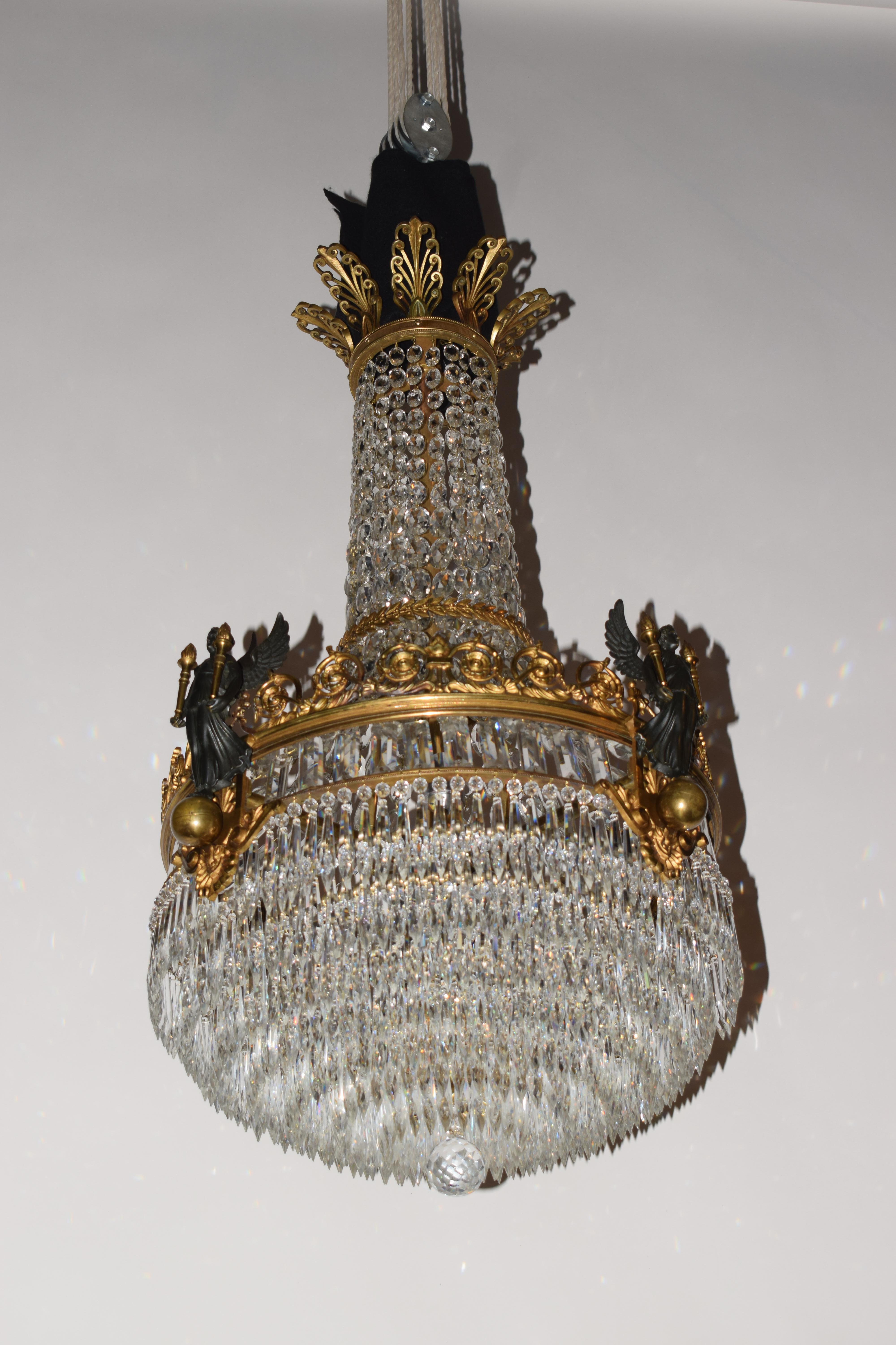 Vergoldeter Kronleuchter aus Bronze und Kristall im Empire-Stil im Zustand „Gut“ im Angebot in Atlanta, GA