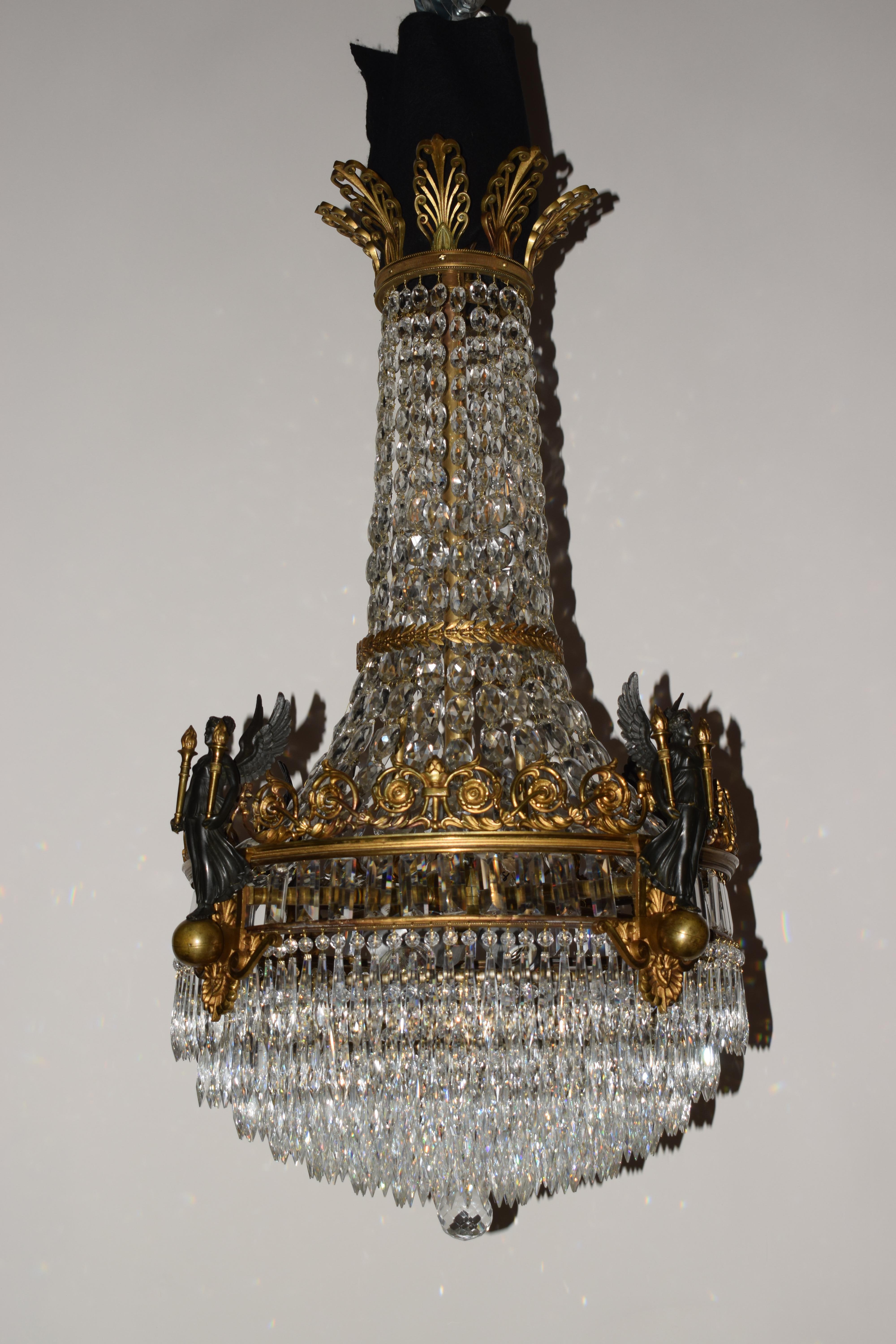 Vergoldeter Kronleuchter aus Bronze und Kristall im Empire-Stil im Angebot 1