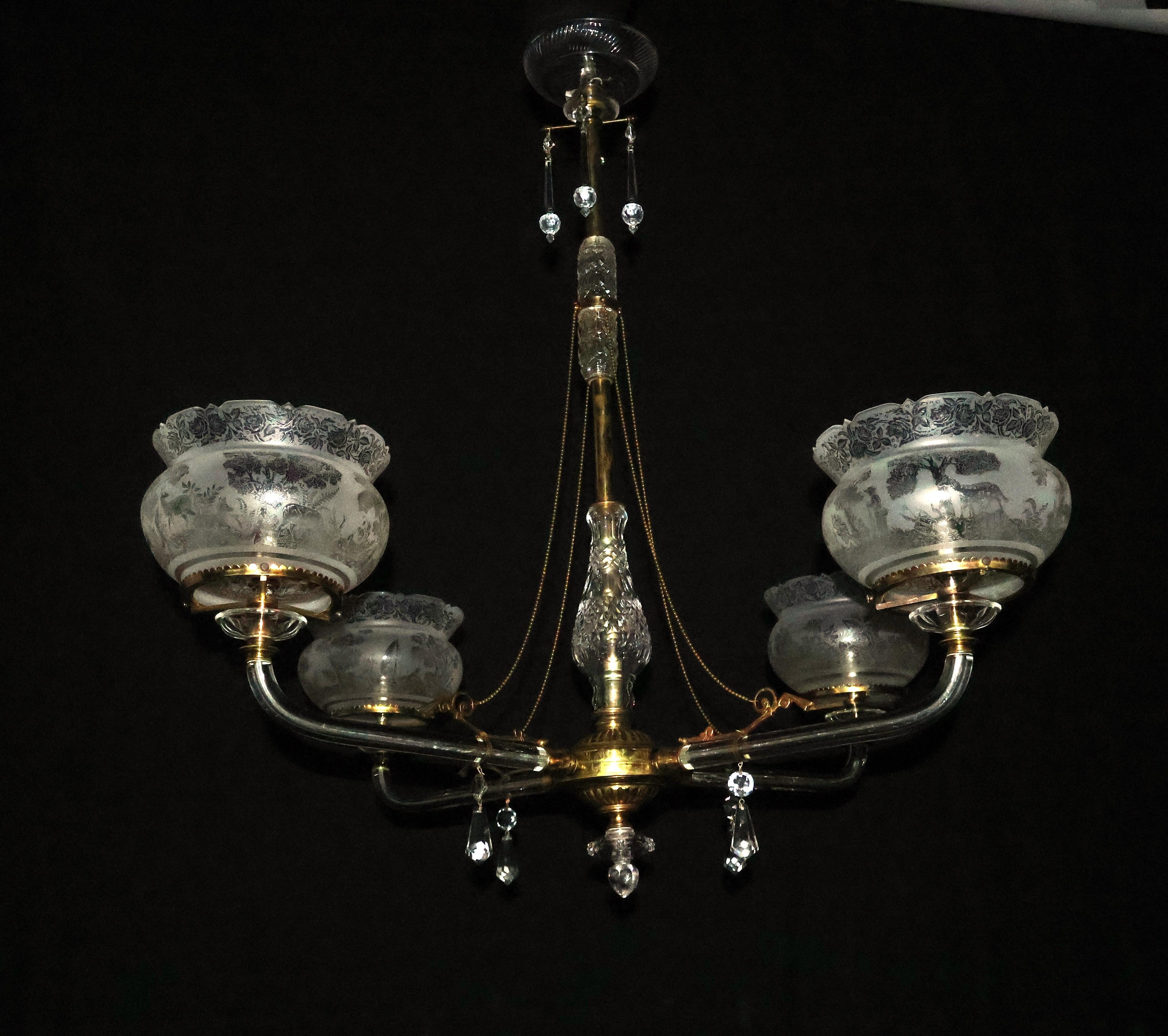 Ein sehr feiner und eleganter Gaskolier aus vergoldeter Bronze und Kristall, ursprünglich für Kerzen, jetzt elektrifiziert. Original-Schirme. 4 Lichter. England, um 1860.
Abmessungen: Höhe 39