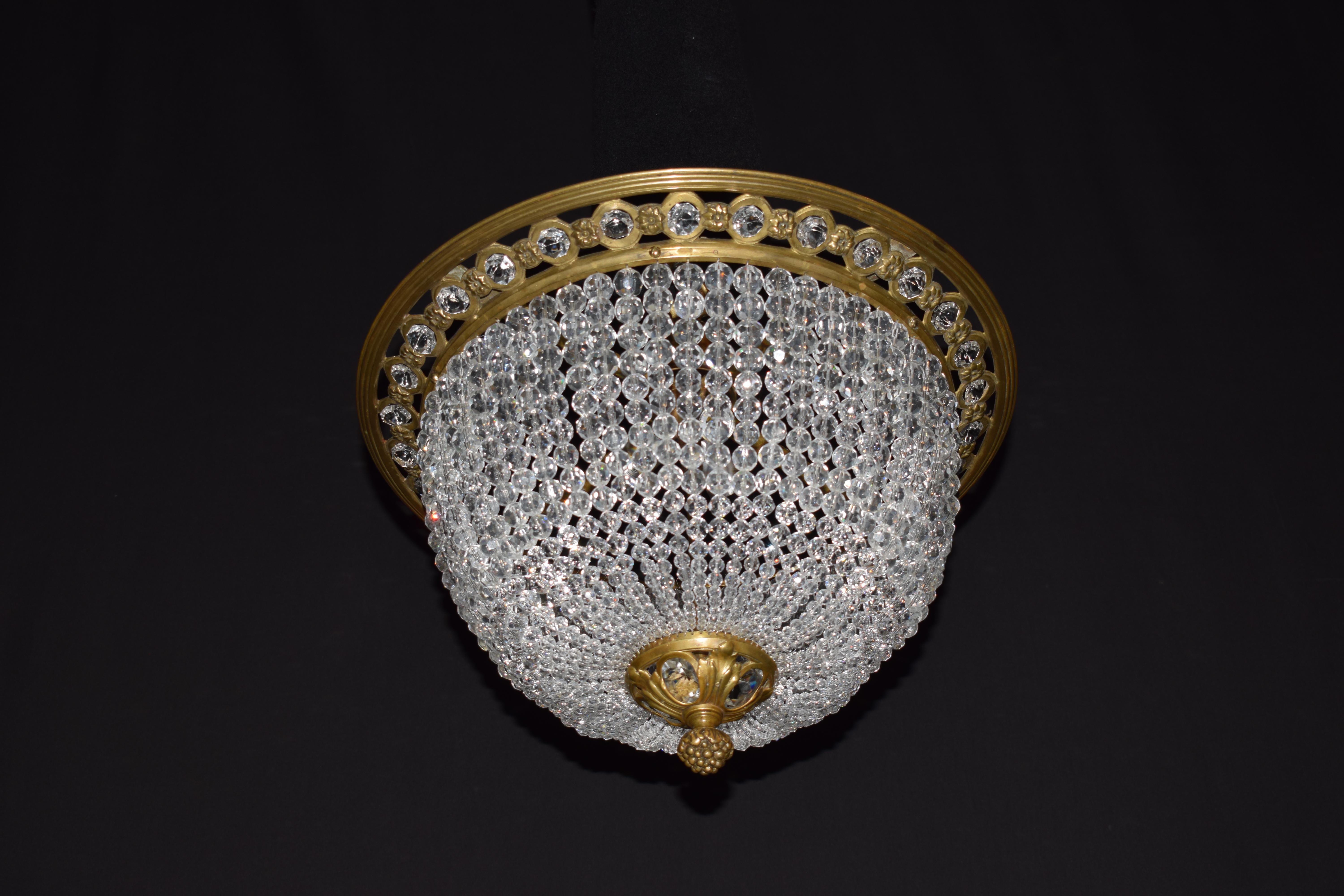 Un très bel objet décoratif  Pendentif en bronze doré et cristal (peut être utilisé comme luminaire encastré) France, vers 1920. 3 lumières. 
Dimensions : Hauteur 17