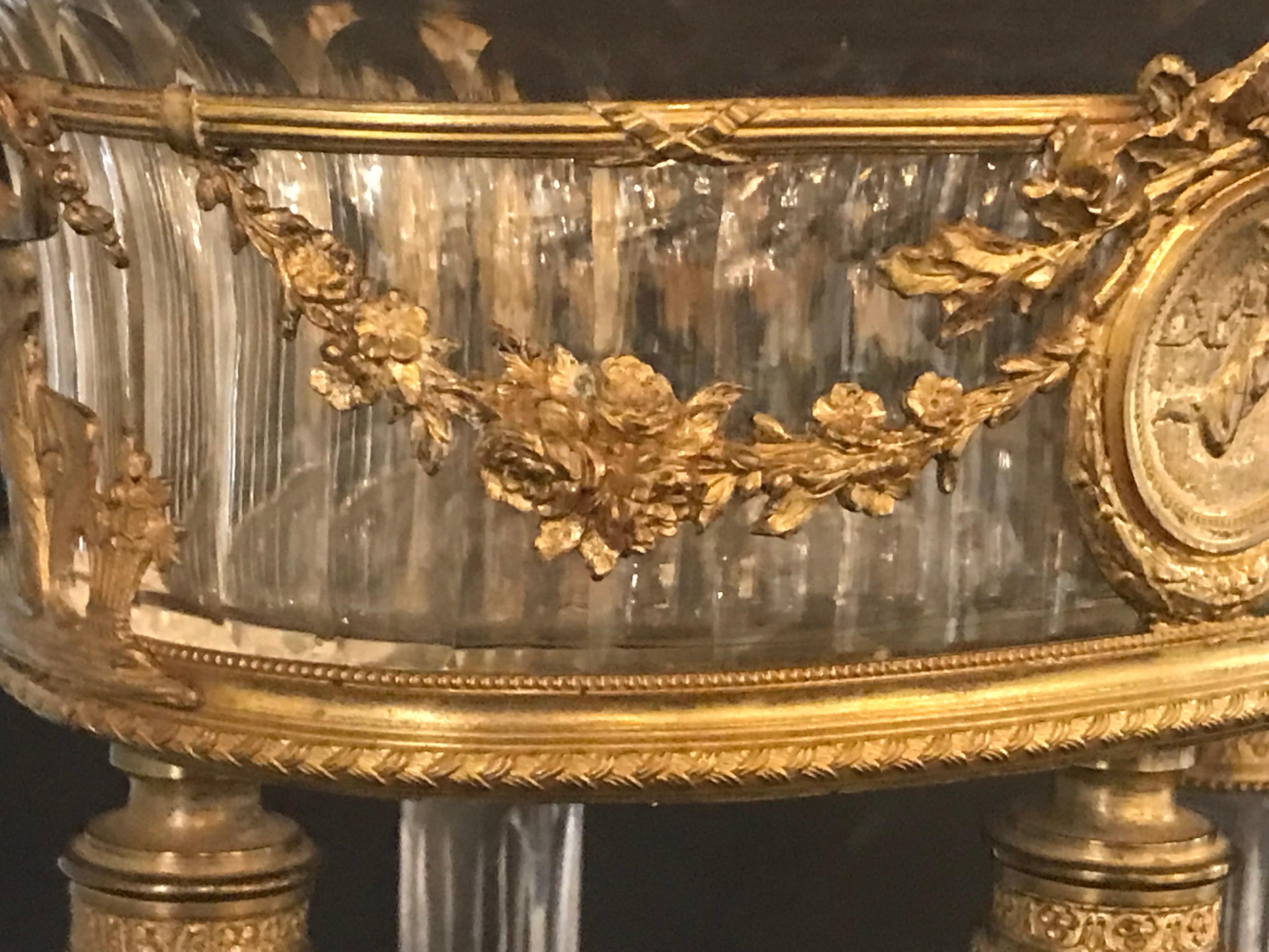Tafelaufsatz aus vergoldeter Bronze und geschliffenem Kristall (Französisch) im Angebot