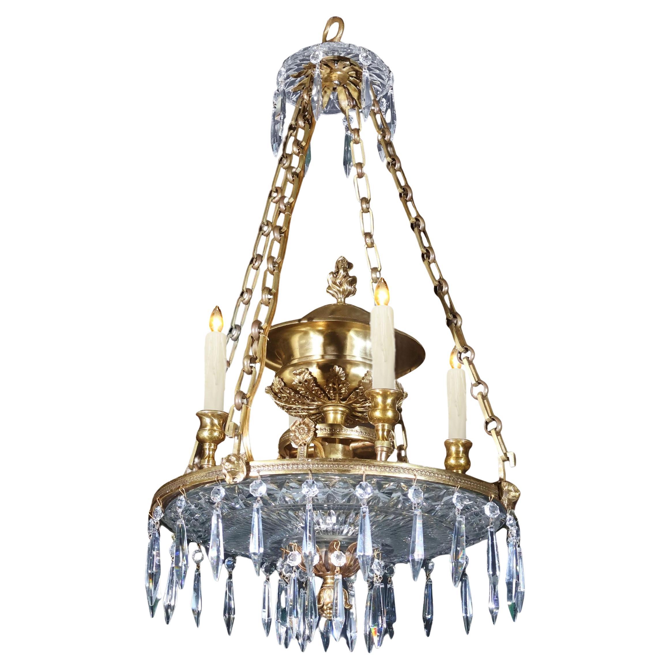 Plat en bronze doré et cristal taillé de style Louis XVI
