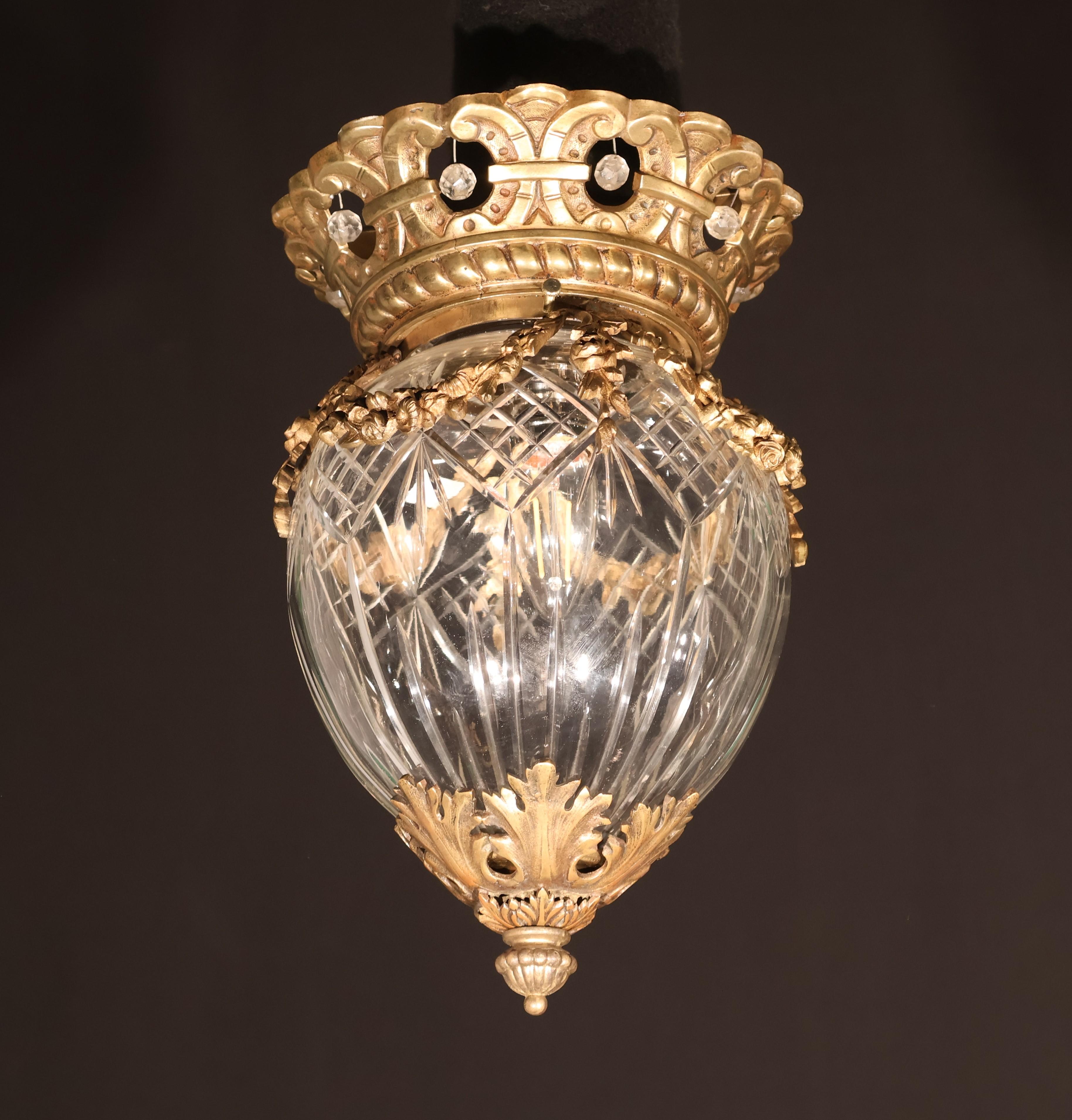 A Very Fine & Decorative Louis XV style Gilt Bronze & Cut Crystal Globe.
1 light. France, circa 1910.
Dimensions: Height 13