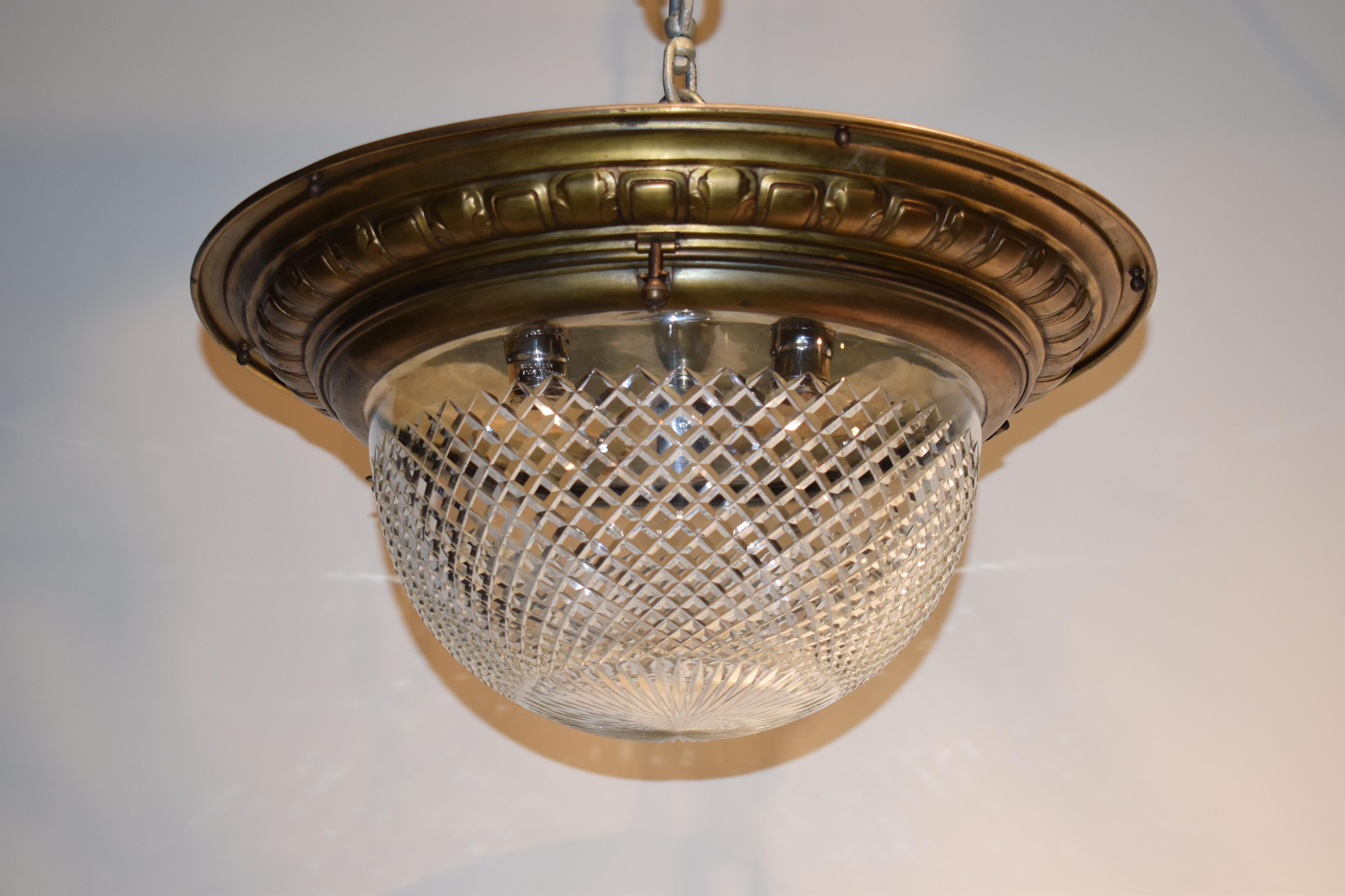 Un très beau plafonnier en bronze doré. La couronne soutient un dôme en cristal taillé à la main par Baccarat. France, vers 1900. 3 lumières.
Mesures : Hauteur 11