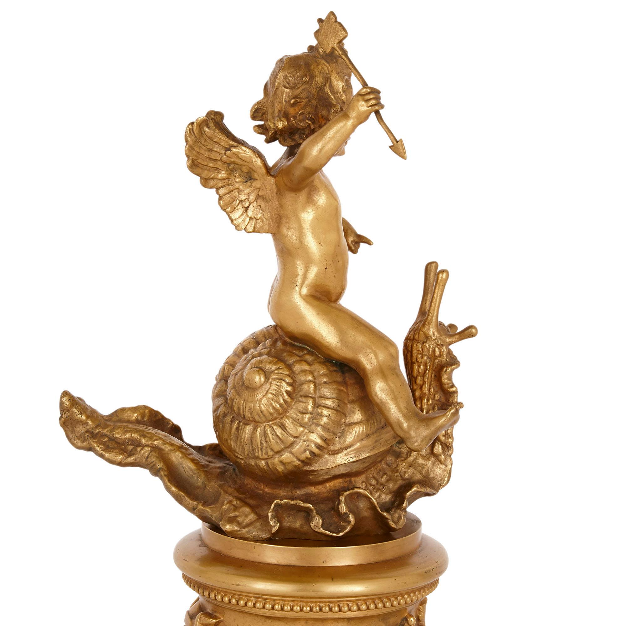 Néoclassique Pendule de cheminée cylindrique en bronze doré avec emblèmes d'amour en vente