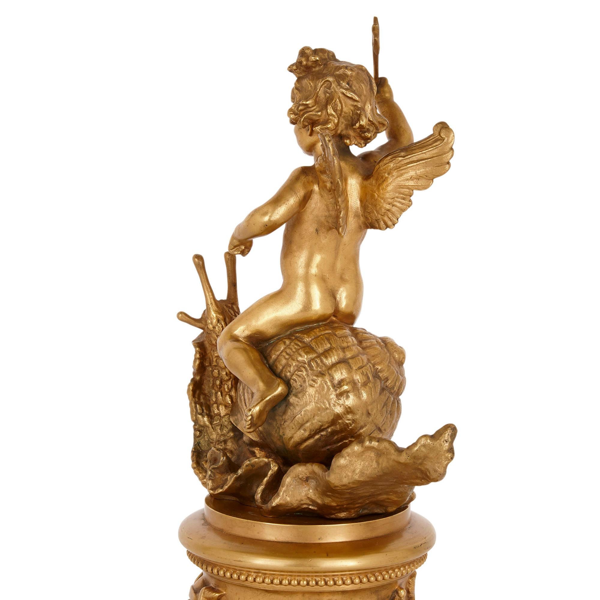 Français Pendule de cheminée cylindrique en bronze doré avec emblèmes d'amour en vente