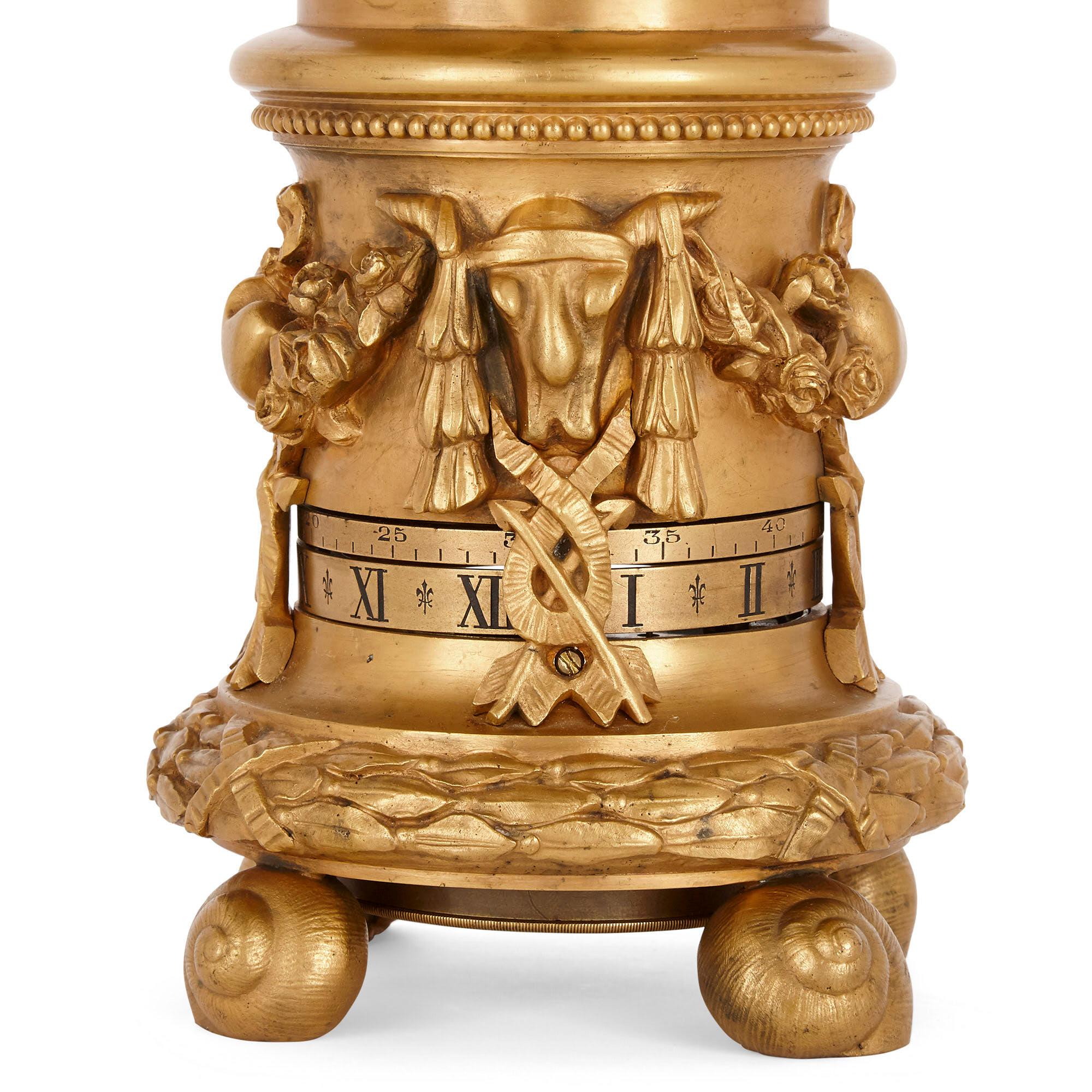 Doré Pendule de cheminée cylindrique en bronze doré avec emblèmes d'amour en vente