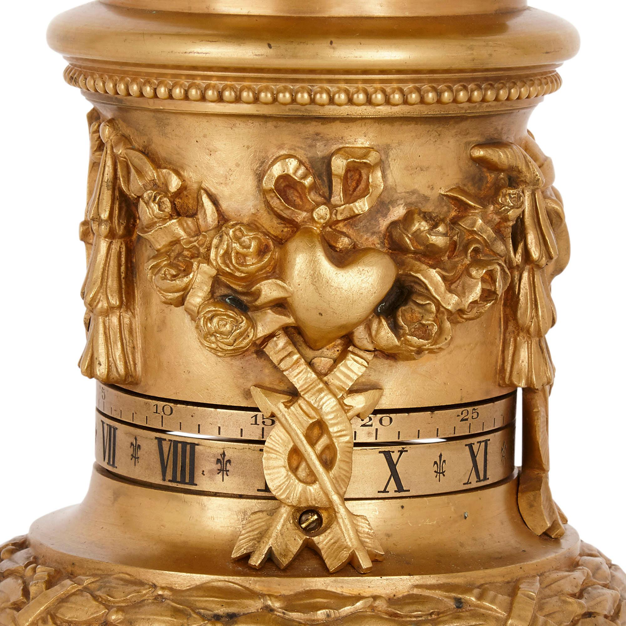 Zylindrische Kaminuhr aus vergoldeter Bronze mit Emblemen der Liebe im Zustand „Gut“ im Angebot in London, GB