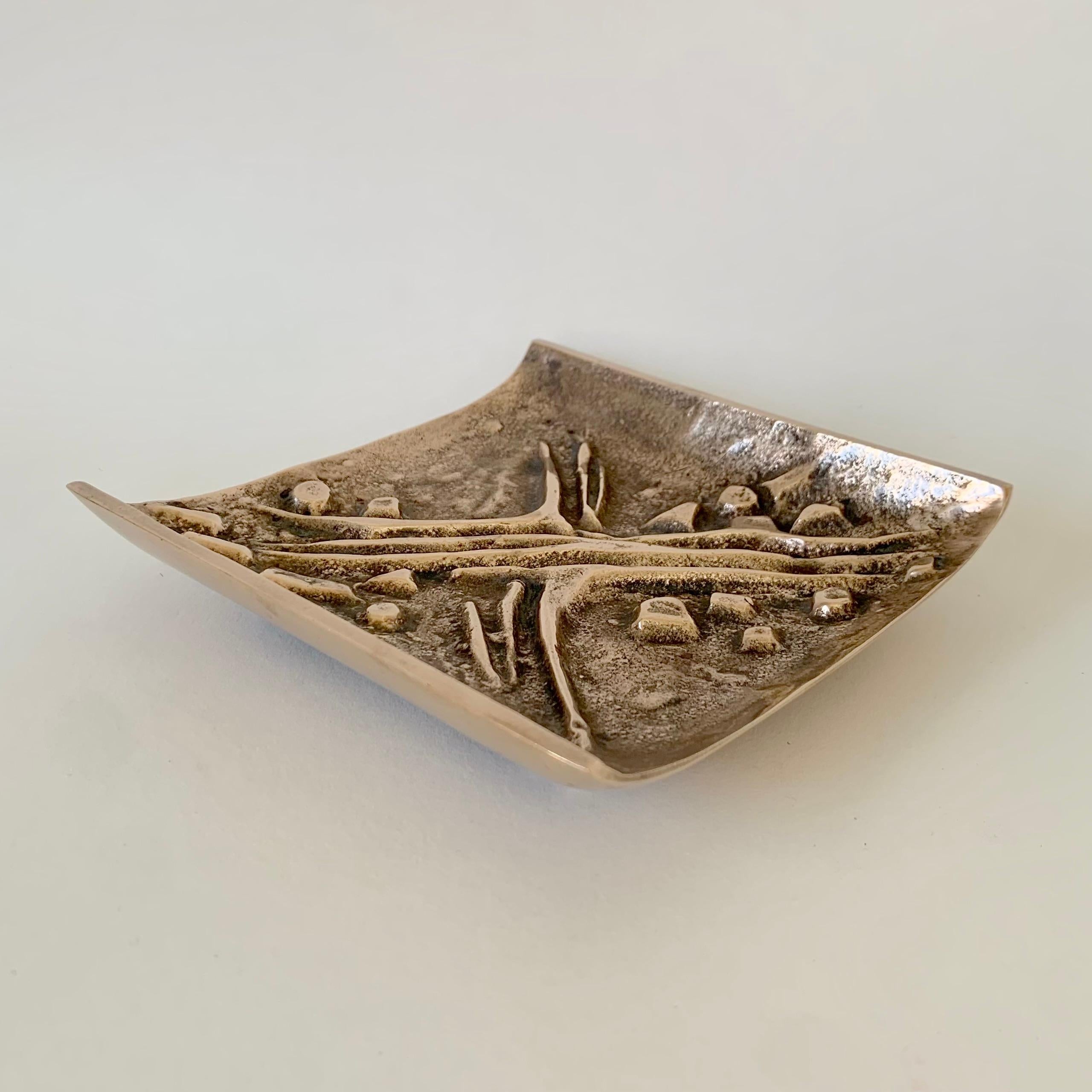 Nice Mid-century decorative bronze vide-poche, circa 1960, Italy.
Polished gilt bronze, sculptural abstract decor.
Dimensions: 12 cm W (4,72 in ) x 12 cm D x 2,5 cm H (0,98 in).
Original condition .
All purchases are covered by our Buyer Protection