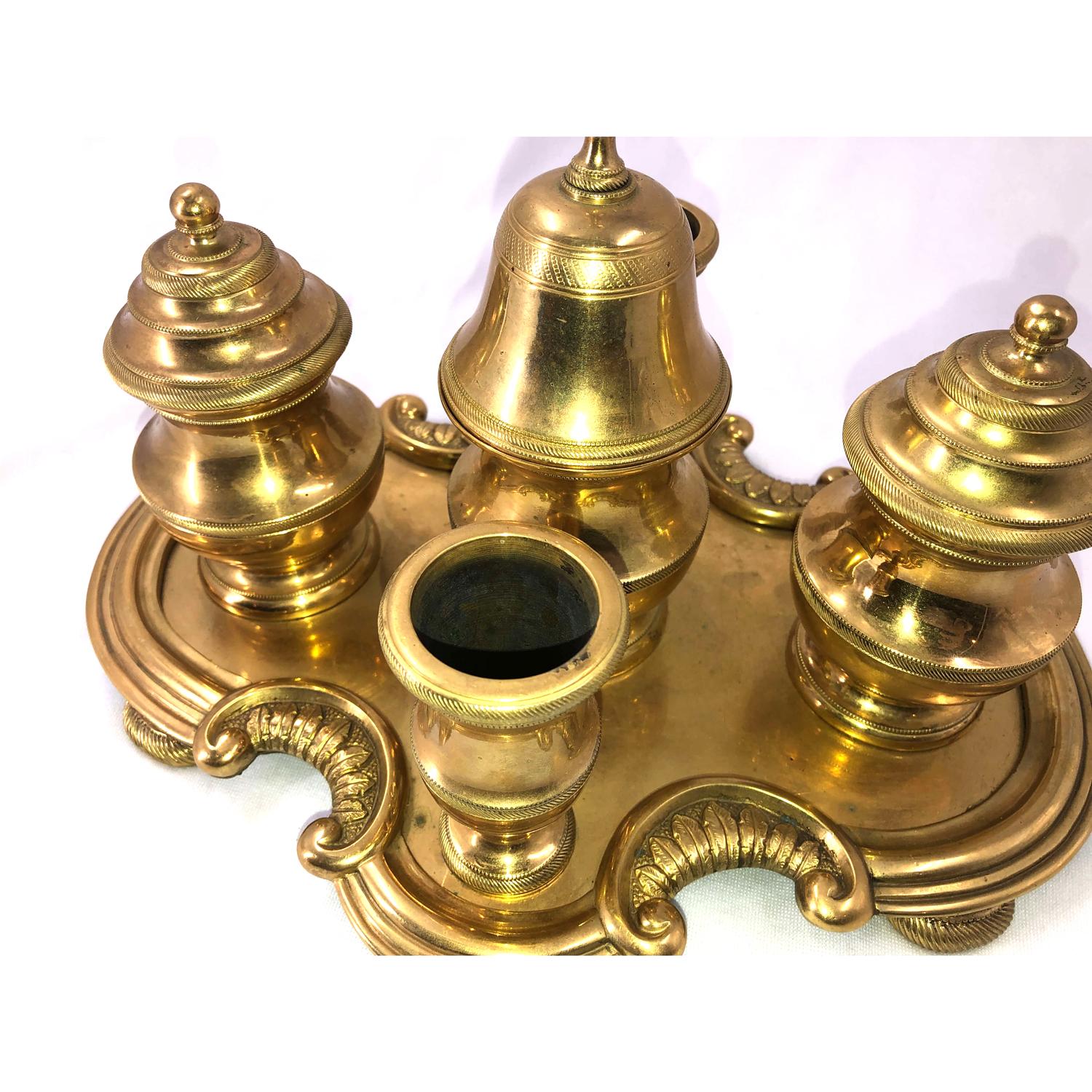 Ein feines englisches Serpentin-Schreibtischset aus vergoldeter Bronze mit Glocke, Schleifmaschine, Tintenfass und Kerzenhaltern.