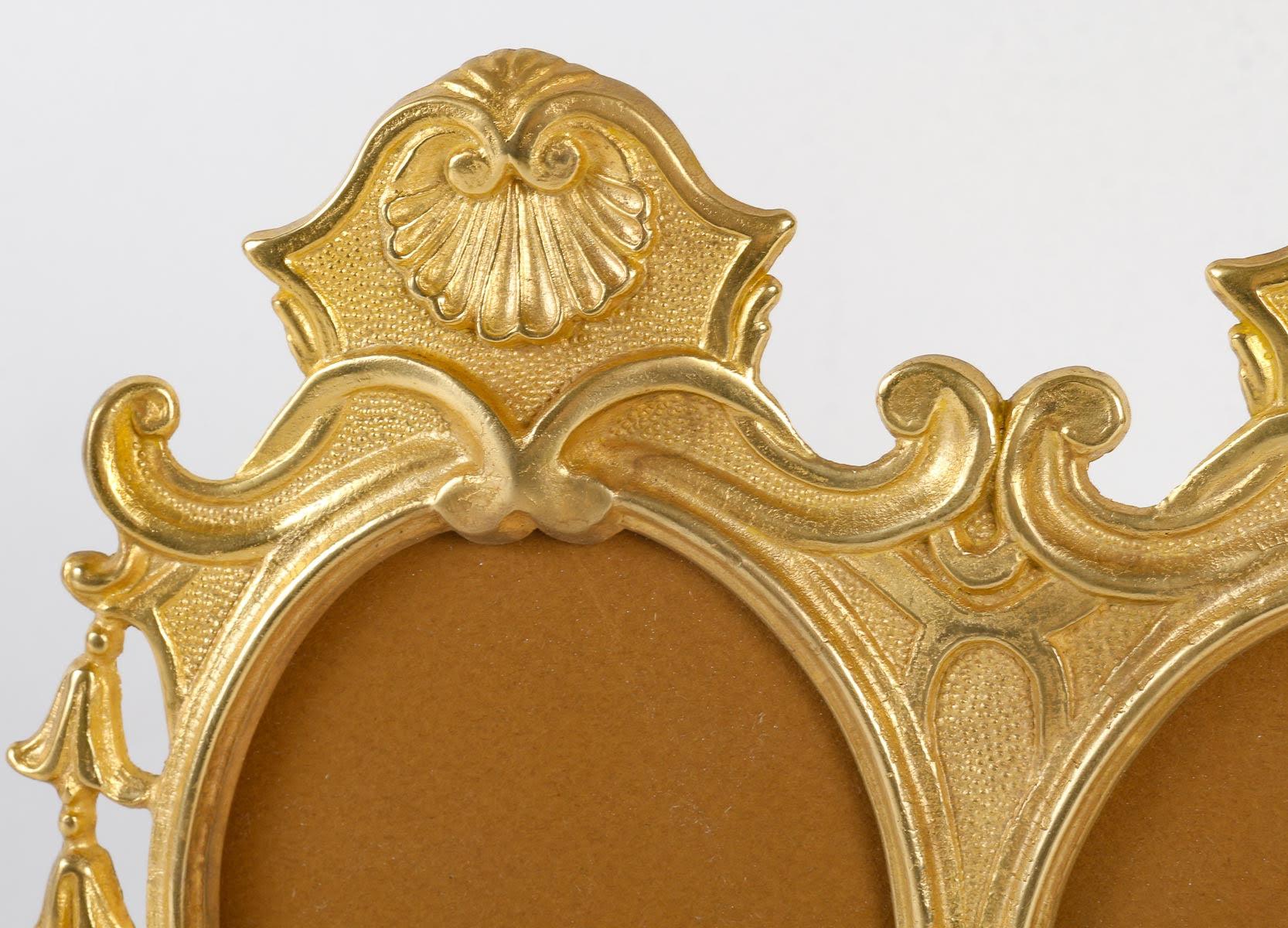 Doppelter Fotorahmen aus vergoldeter Bronze, Periode Napoleon III.

Doppelter Fotorahmen aus vergoldeter Bronze im Stil Louis XV, Periode Napoleon III, 19.
H: 23,5cm, B: 19cm, T: 1,5cm