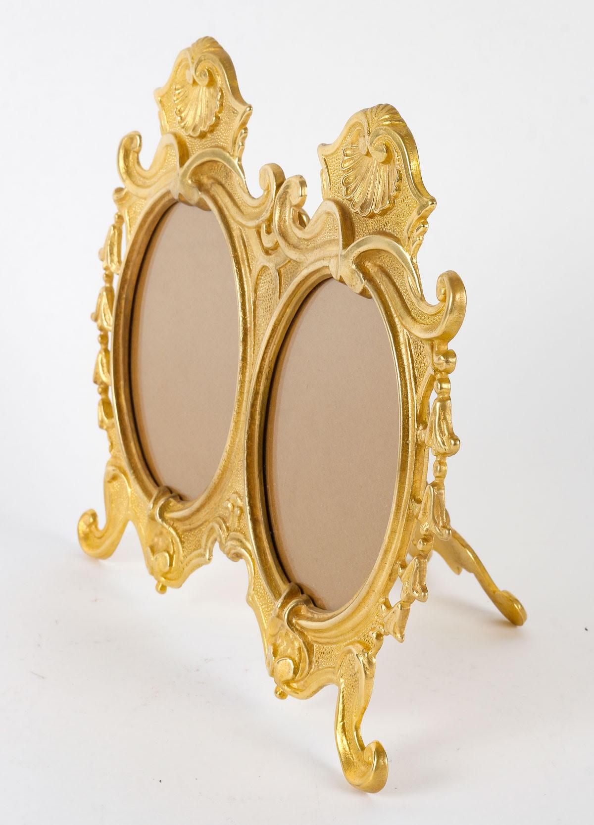 Doppelfotorahmen aus vergoldeter Bronze, Napoleon III.-Periode. (Vergoldet) im Angebot