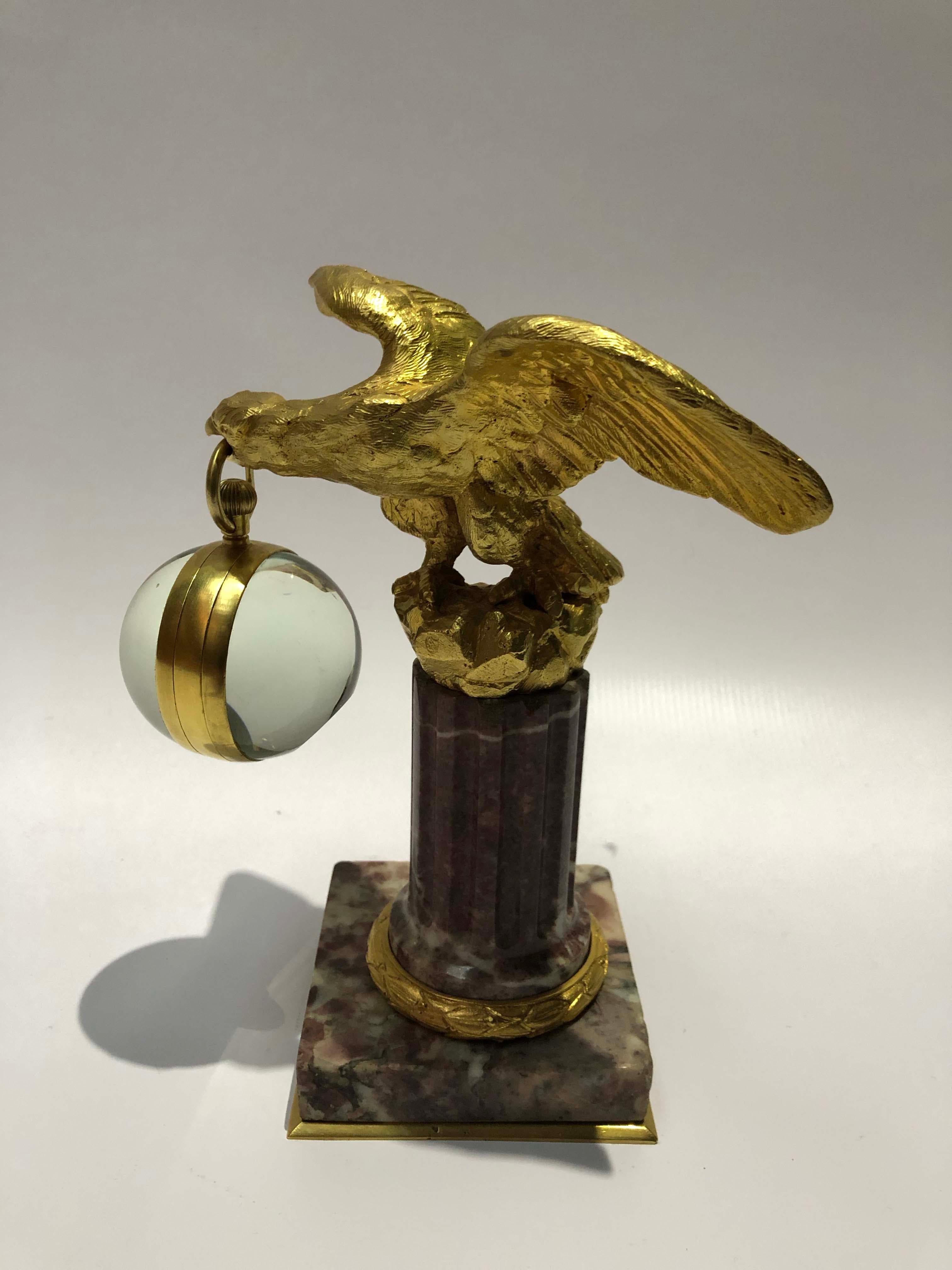 Pendule à aigle en bronze doré et boule en marbre. France, datant d'environ 1900.