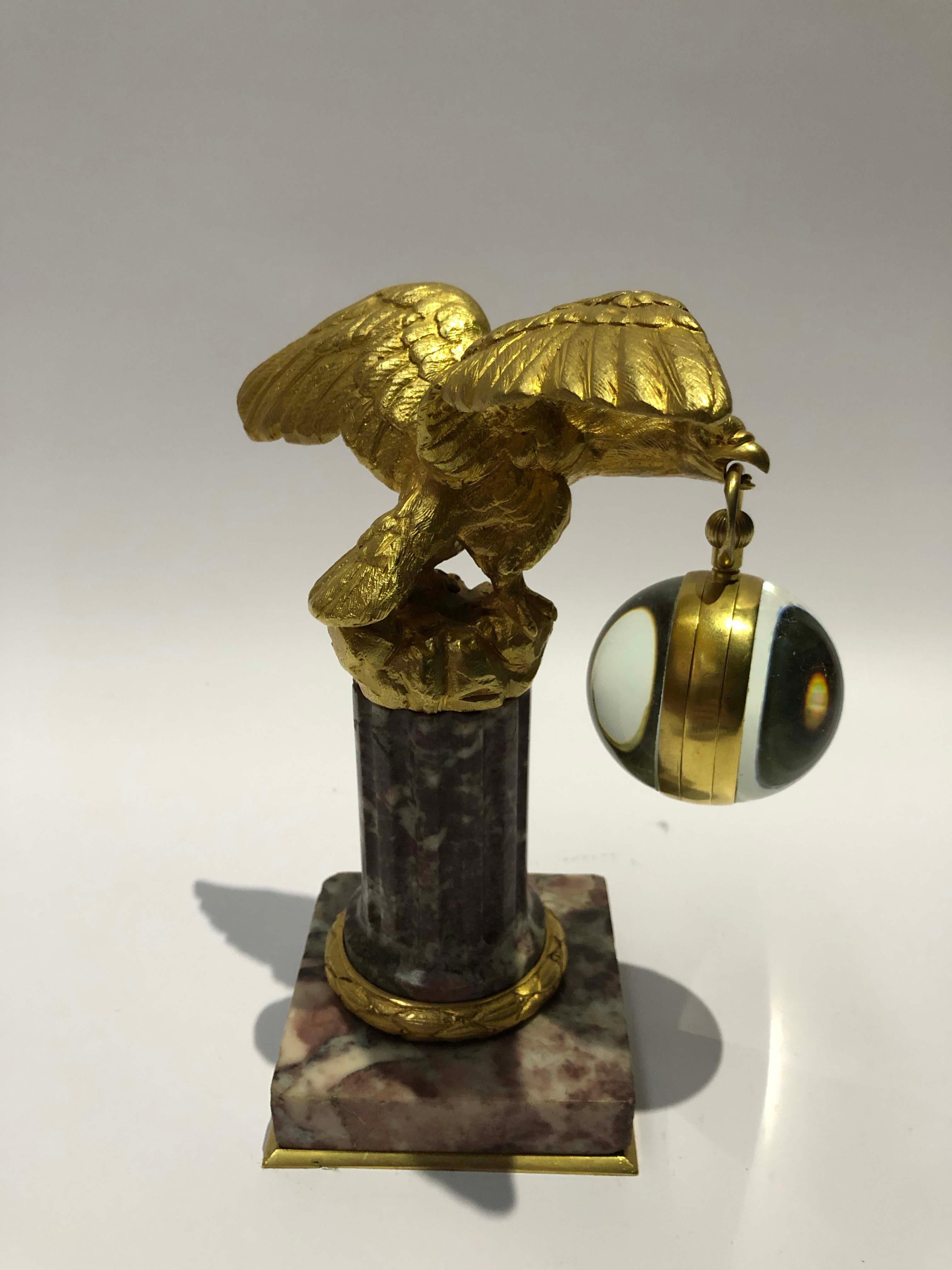 Vergoldeter Bronzeadler und Marmorkugeluhr, Frankreich, um 1900 (Französisch) im Angebot