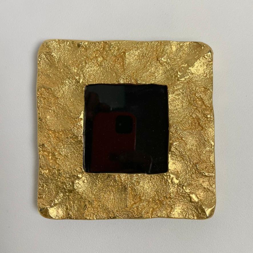 Marco muy decorativo Edouard Rambaud, hacia 1990, París, Francia.
Bronce dorado, cristal, terciopelo negro.
Estampado: Edouard Rambaud París.
Dimensiones: 15 cm de altura, 15 cm de anchura, 12 cm de profundidad.
Todas las compras están cubiertas por