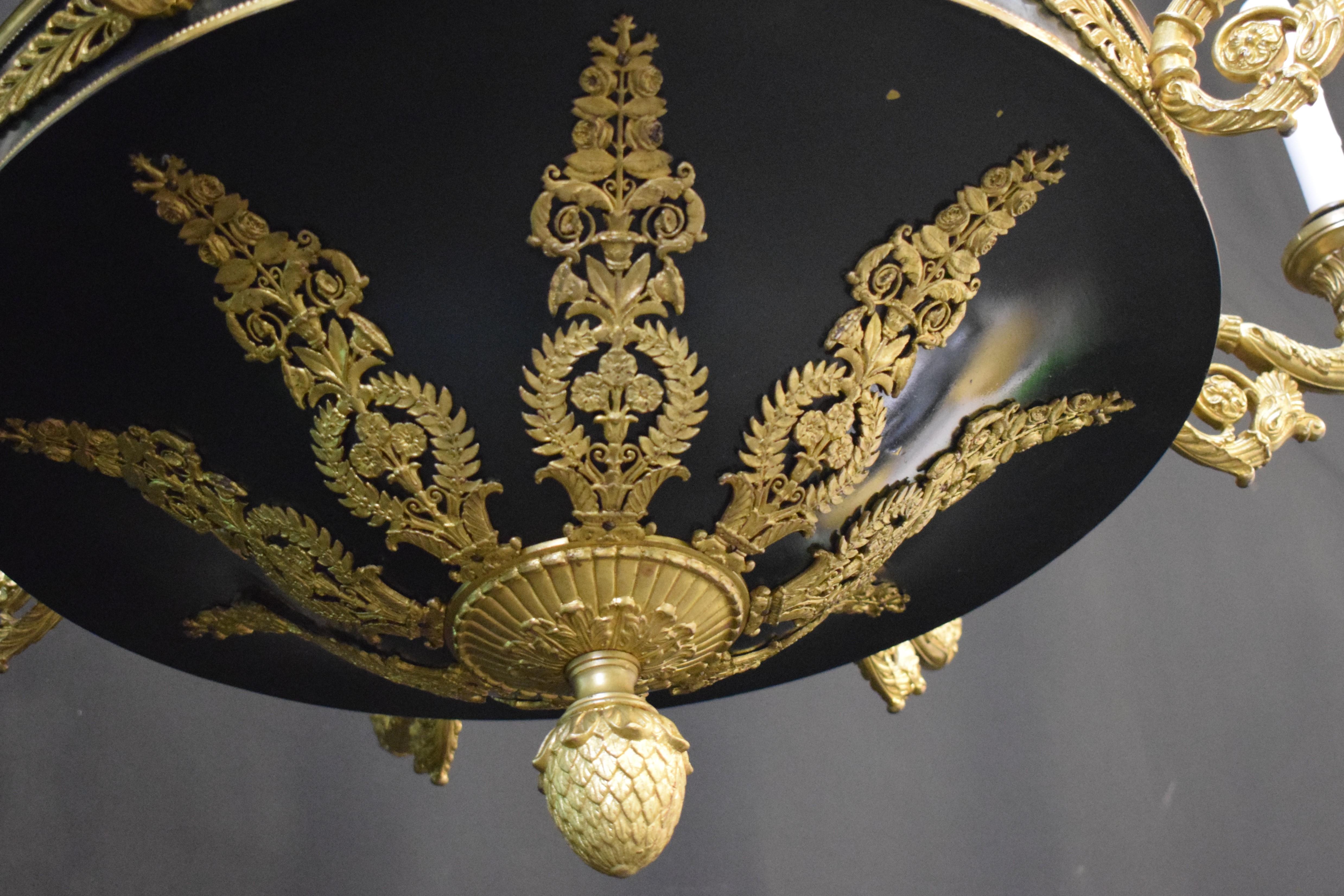 Français Lustre de style Empire en bronze doré en vente