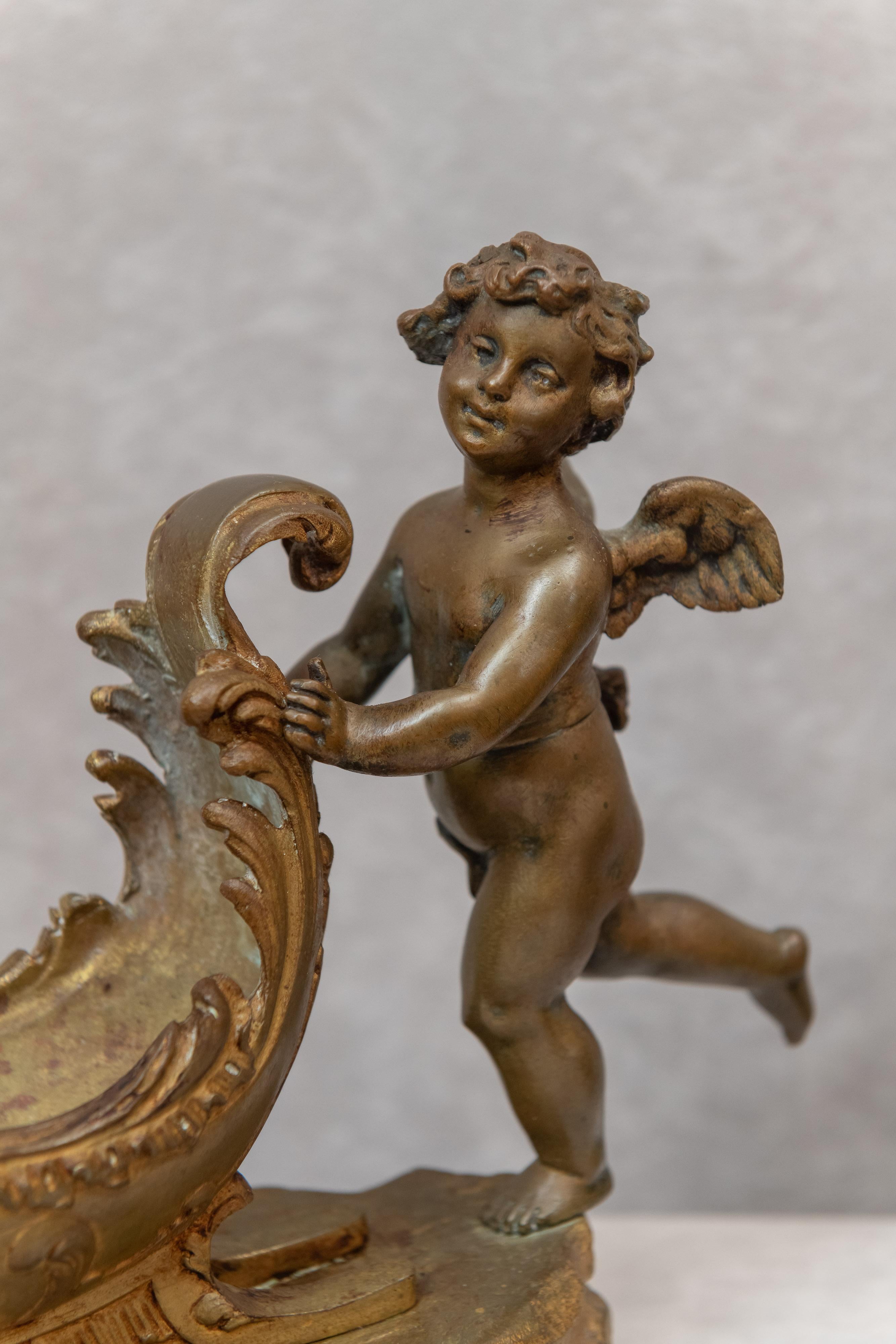 Cette figure fantaisiste d'un chérubin poussant un traîneau était toujours dans notre vitrine de Noël, mais nous la vendons maintenant. Il est signé par l'artiste 