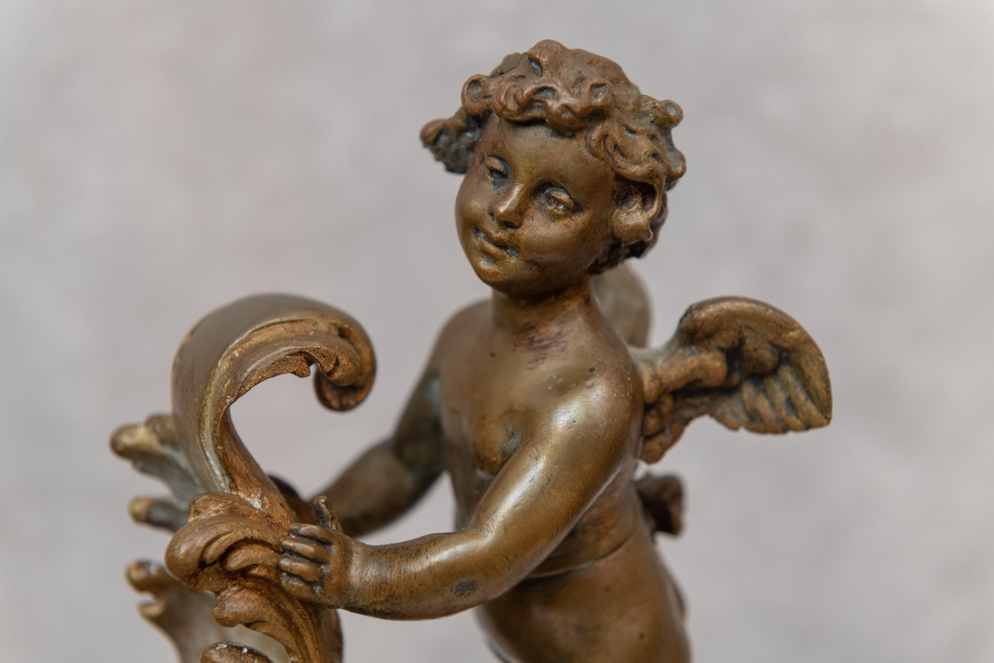 Art nouveau Figure en bronze doré d'un chérubin poussant un traîneau:: vers 1900 en vente