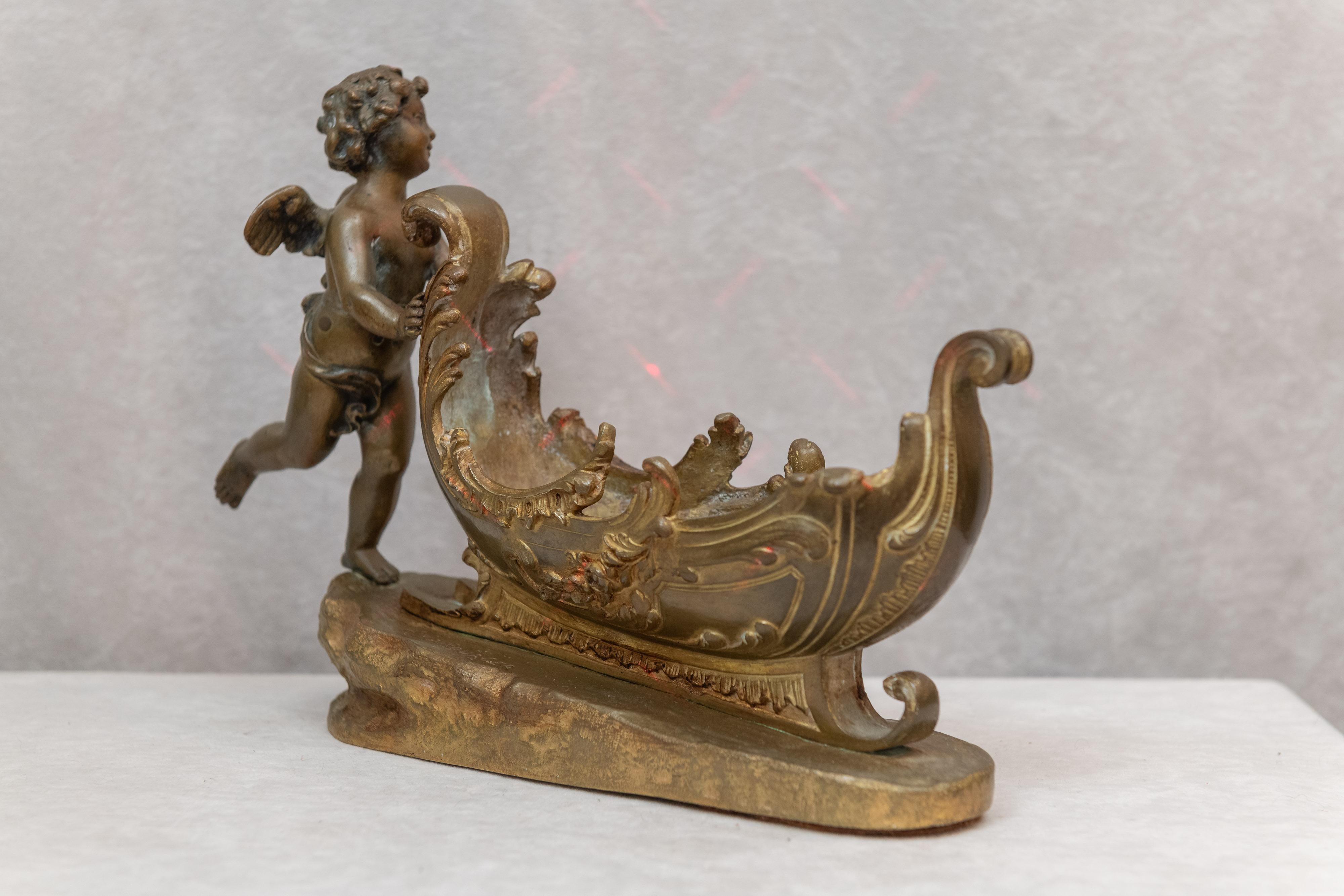Allemand Figure en bronze doré d'un chérubin poussant un traîneau:: vers 1900 en vente