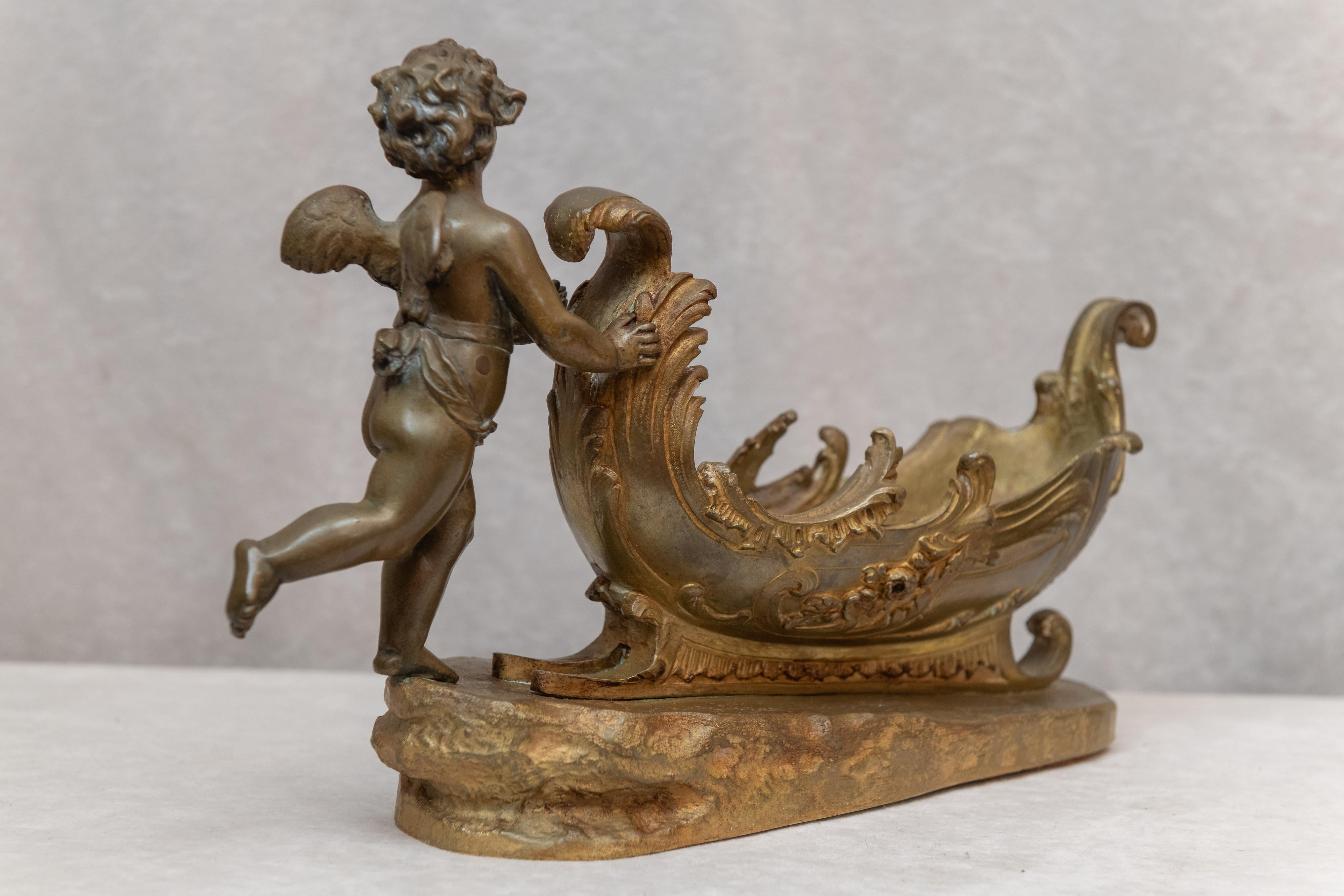 Doré Figure en bronze doré d'un chérubin poussant un traîneau:: vers 1900 en vente