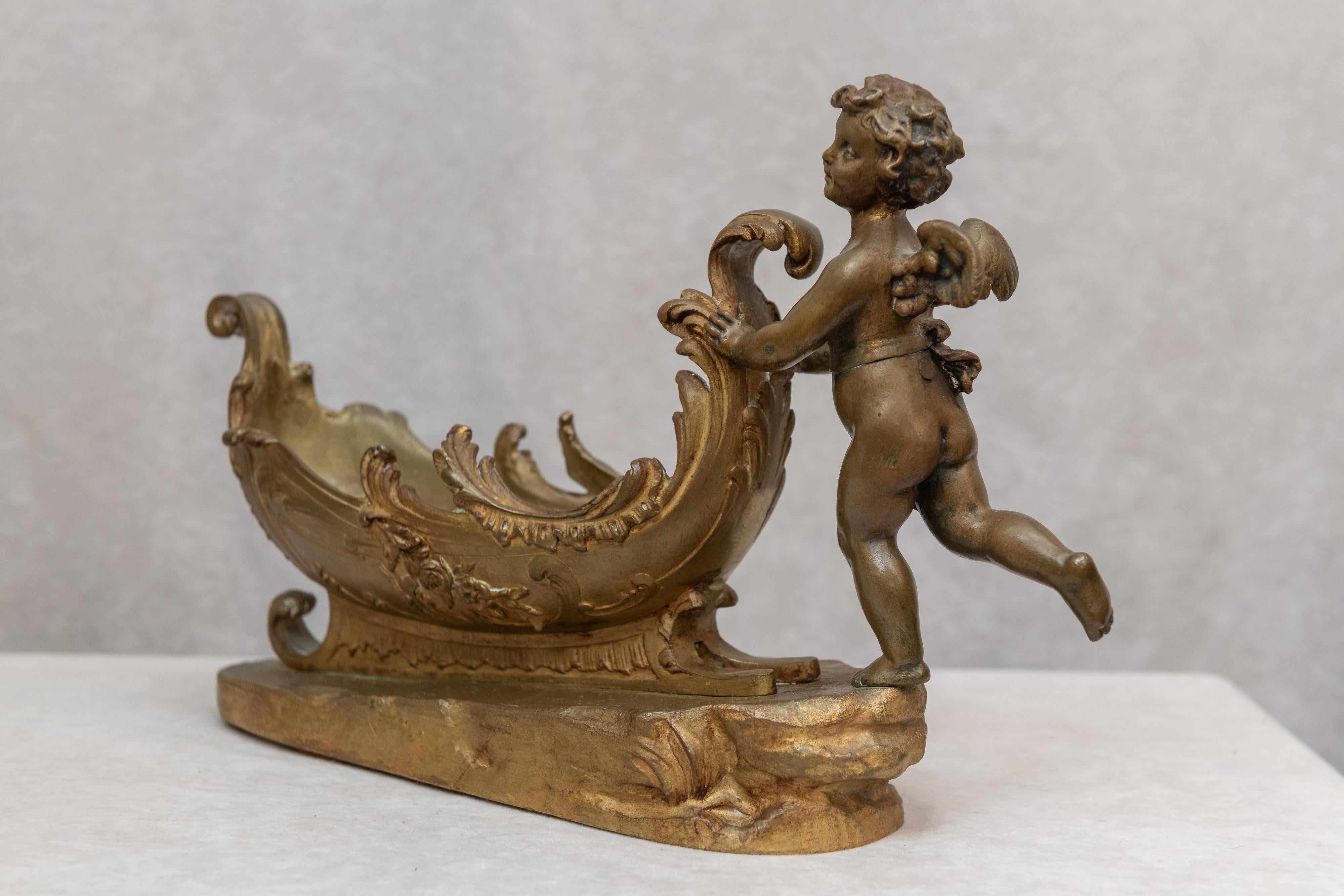 Début du 20ème siècle Figure en bronze doré d'un chérubin poussant un traîneau:: vers 1900 en vente