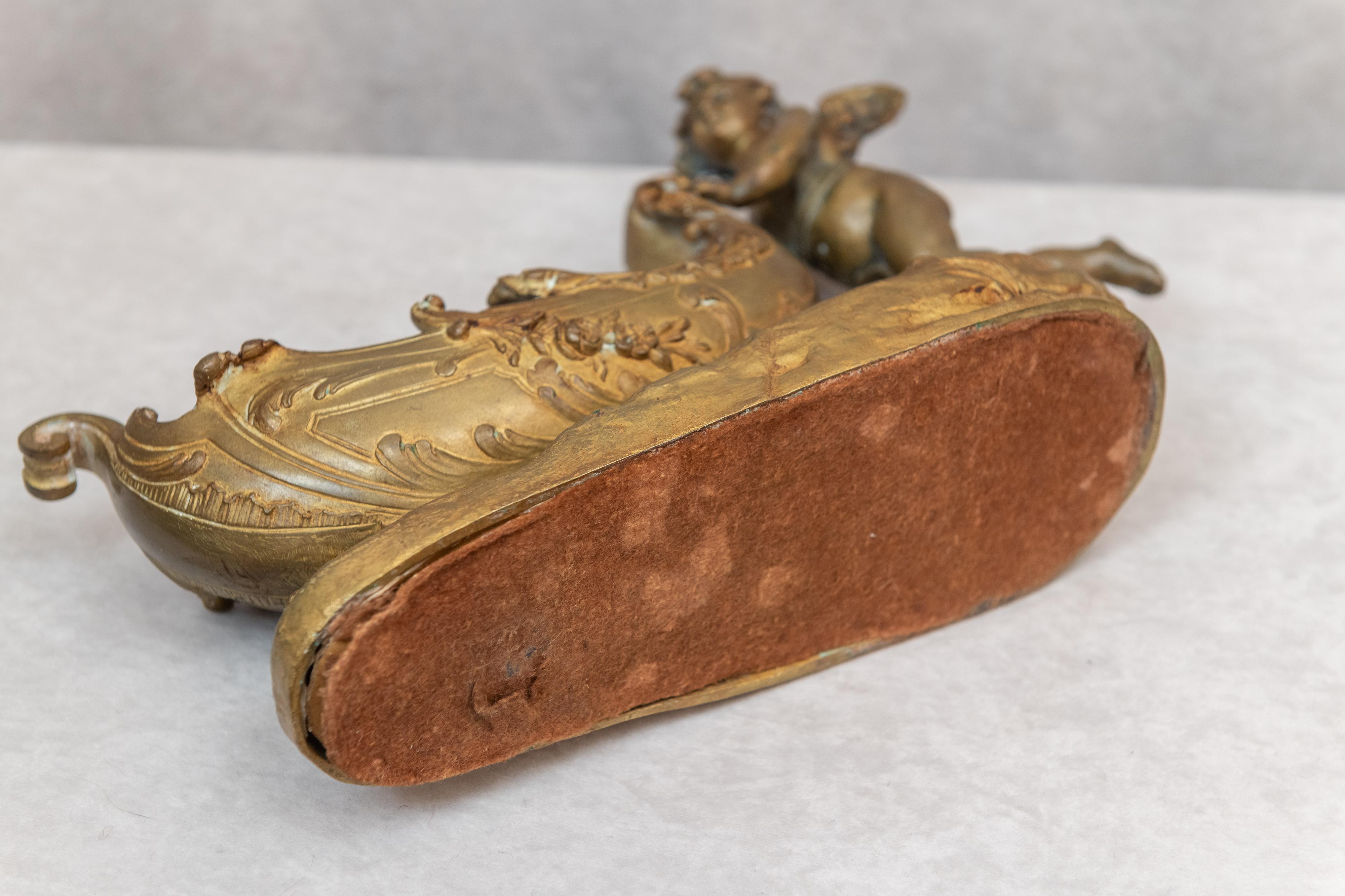 Bronze Figure en bronze doré d'un chérubin poussant un traîneau:: vers 1900 en vente