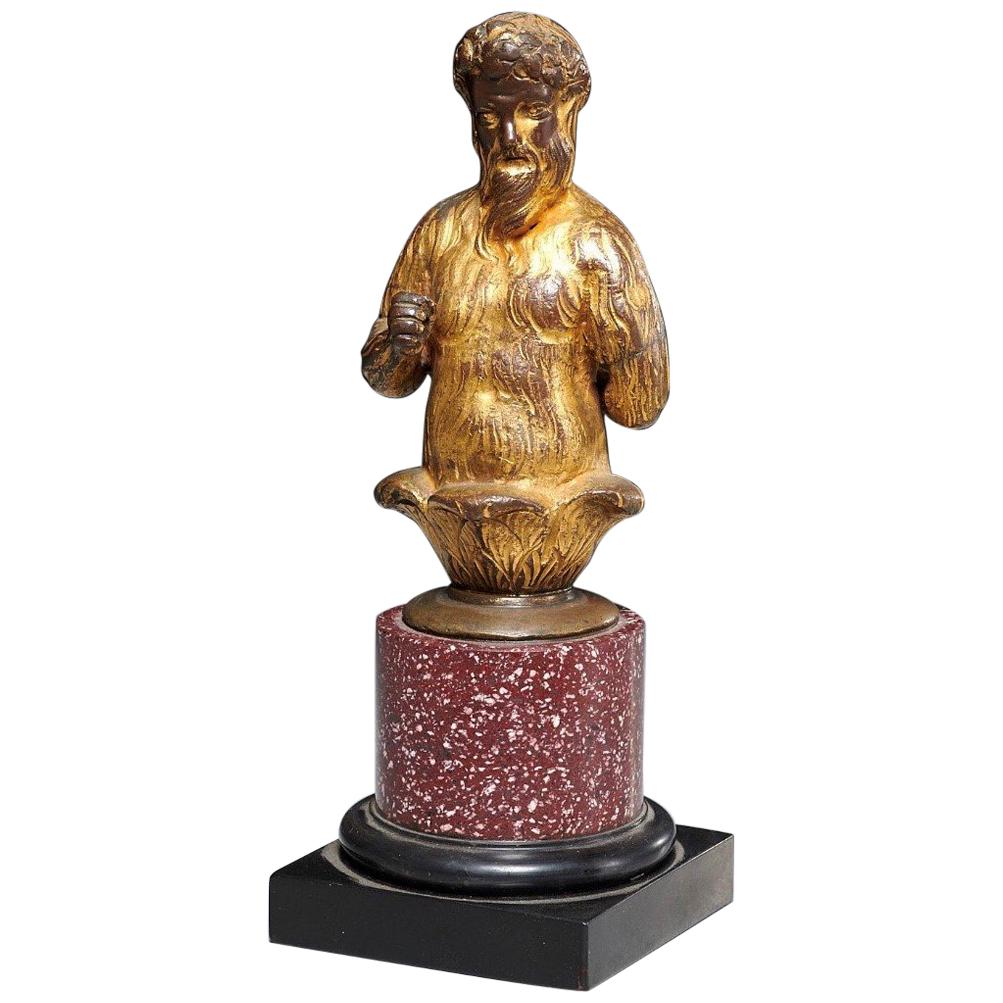 Vergoldete Bronzefigur eines Satyrs auf Porphyr- und schwarzem Marmorsockel   im Angebot