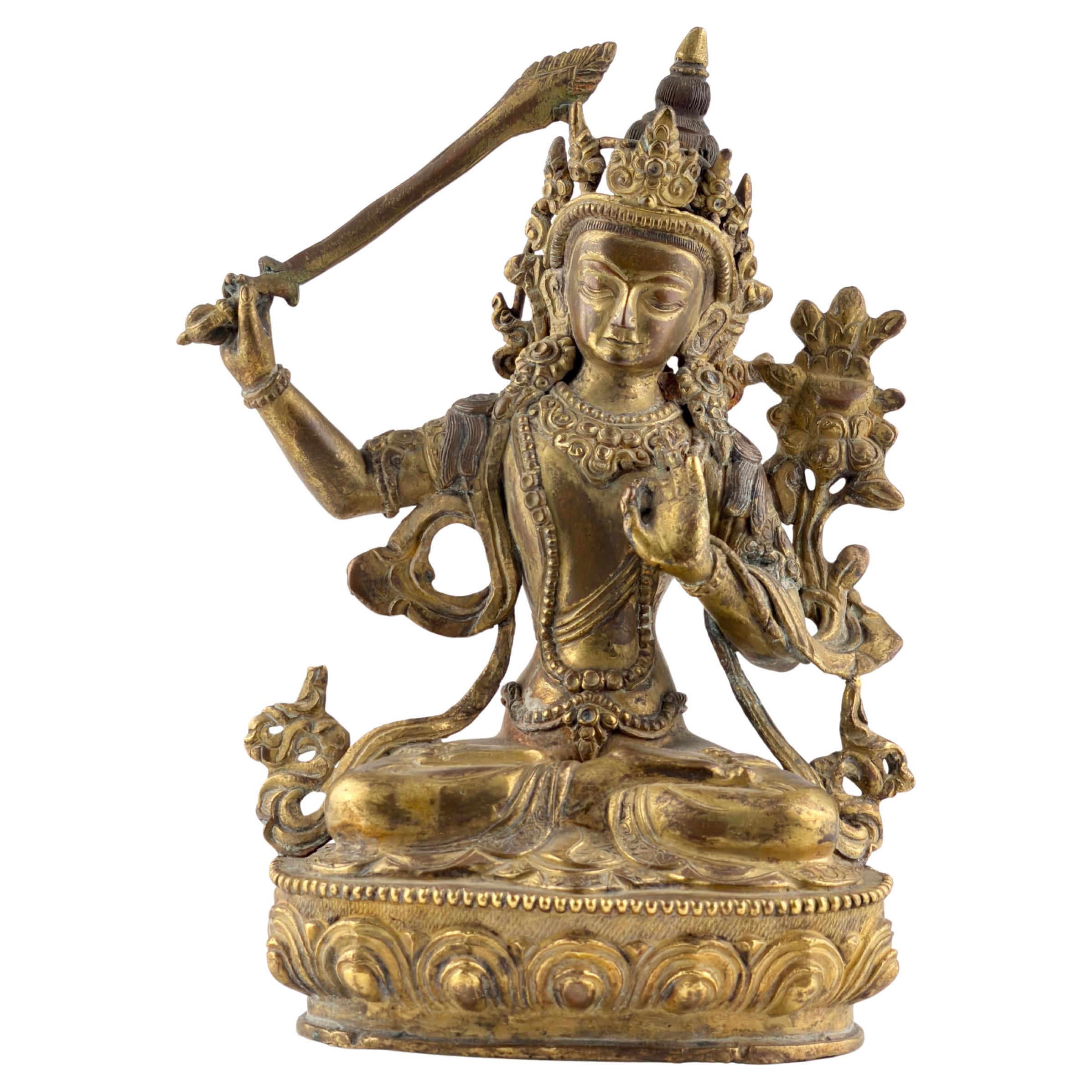 Vergoldete Bronzefigur des vierarmigen Manjusri, sitzend auf einem Lotussockel