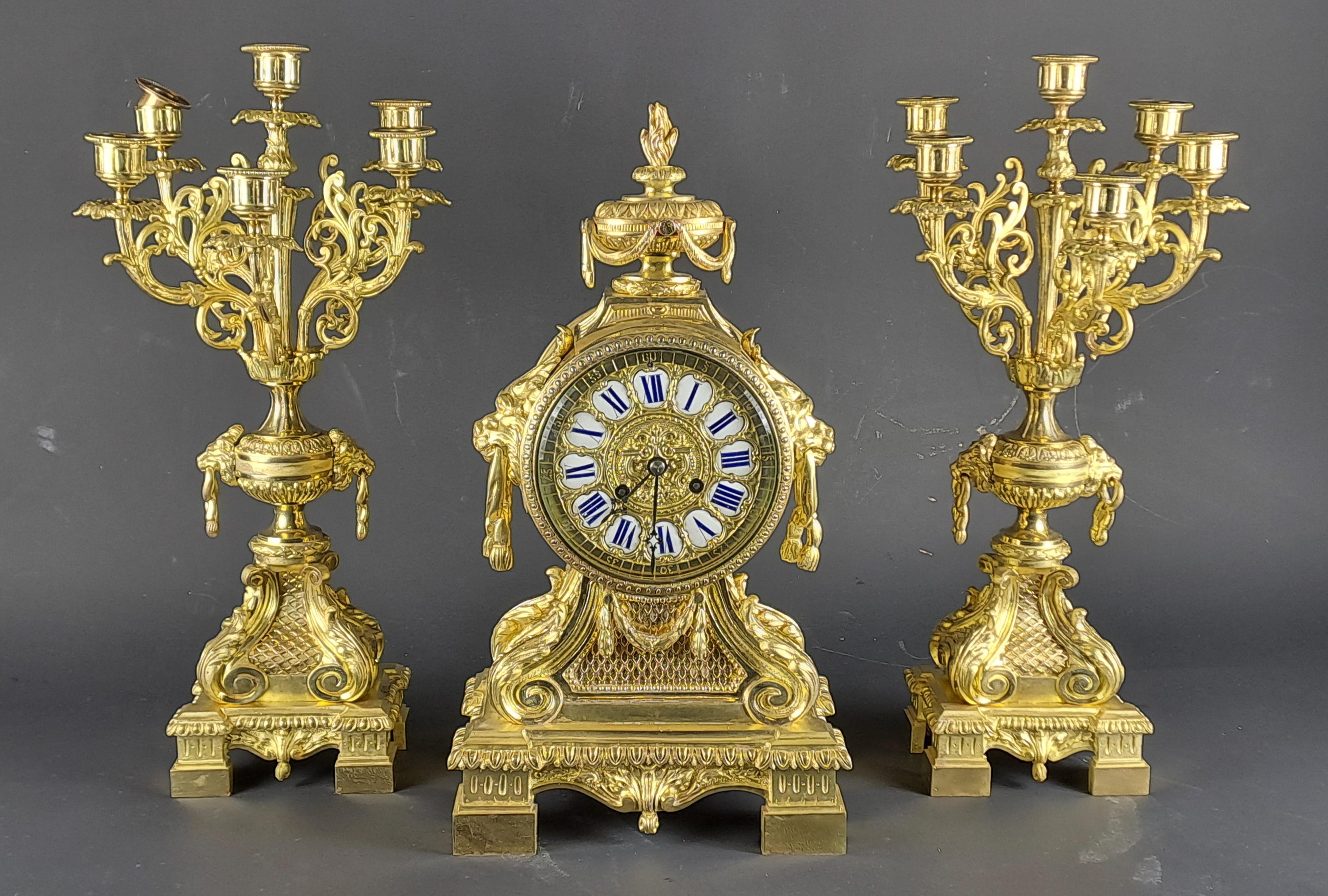 Precioso juego de chimenea de bronce dorado y cincelado de estilo Luis XIV / Regencia compuesto por dos candelabros de seis brazos de luz y un gran reloj. Preciosa maqueta ricamente decorada y adornada.
Magnífico dorado, muy fresco y brillante.
Obra