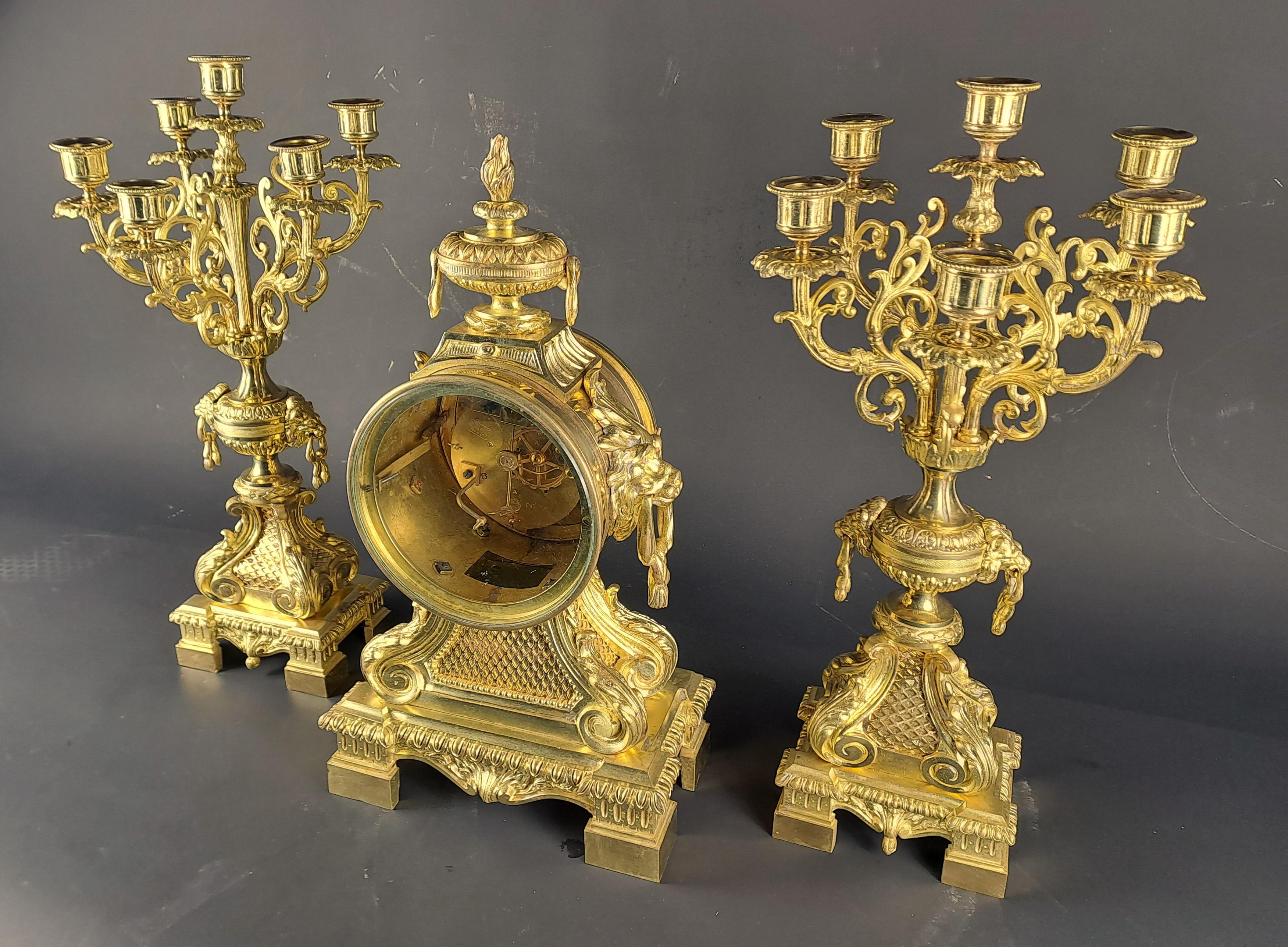 Embellecedor de chimenea de bronce dorado firmado G. Philippe Palais Royal en París Dorado en venta