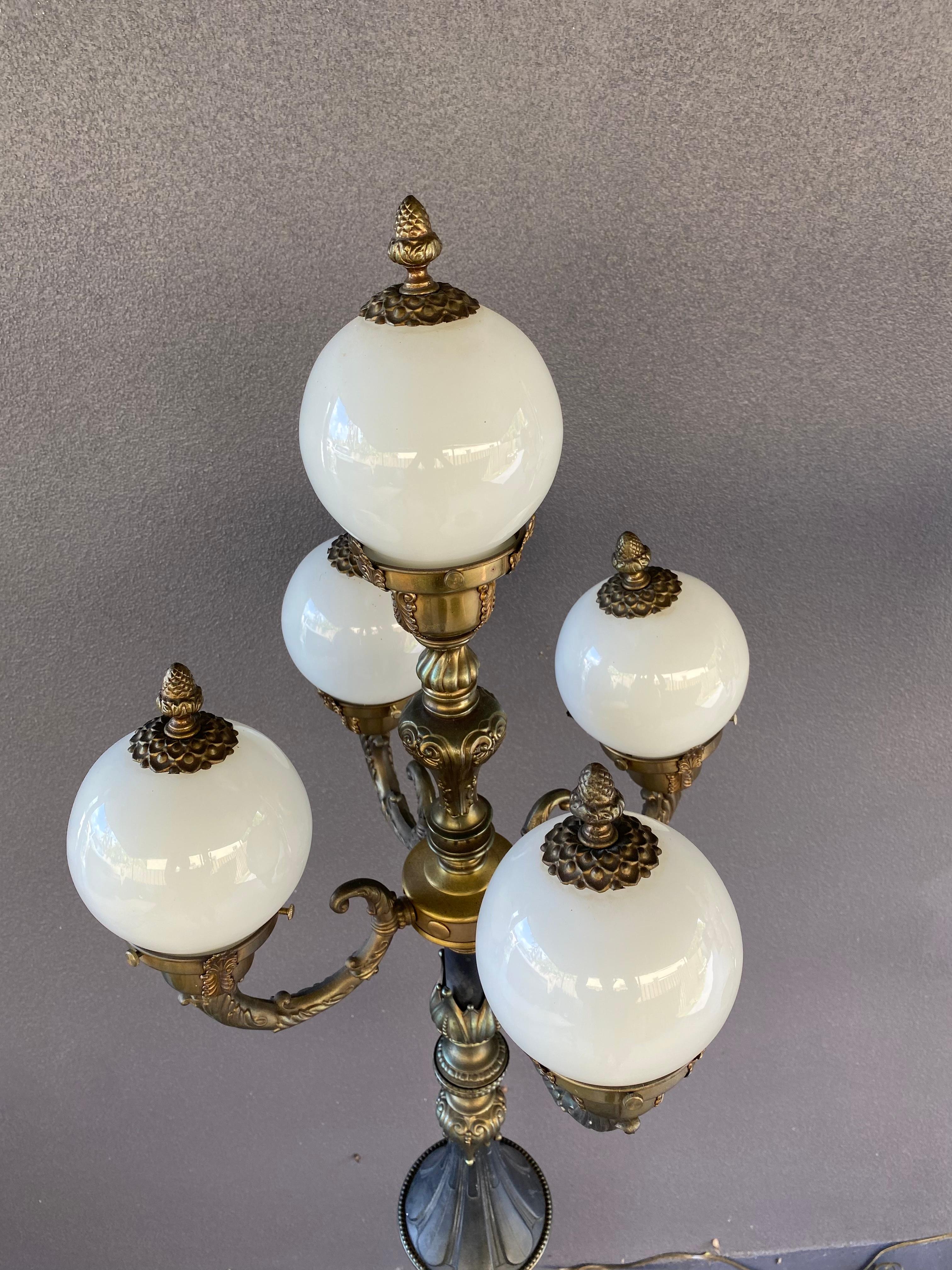 Lampadaires en bronze doré à cinq bras et globes en verre, ensemble de 2 en vente 3
