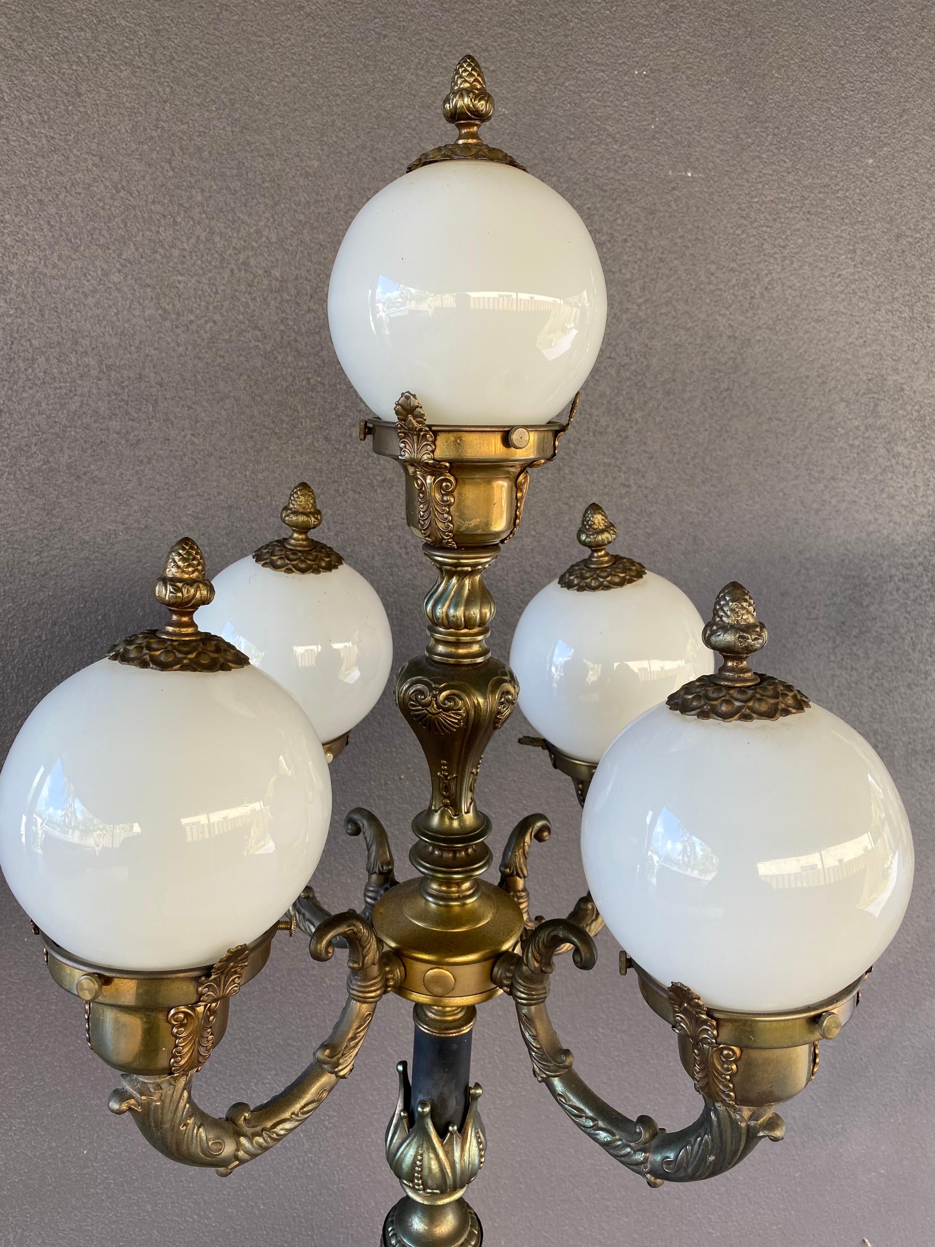 Lampadaires en bronze doré à cinq bras et globes en verre, ensemble de 2 en vente 4