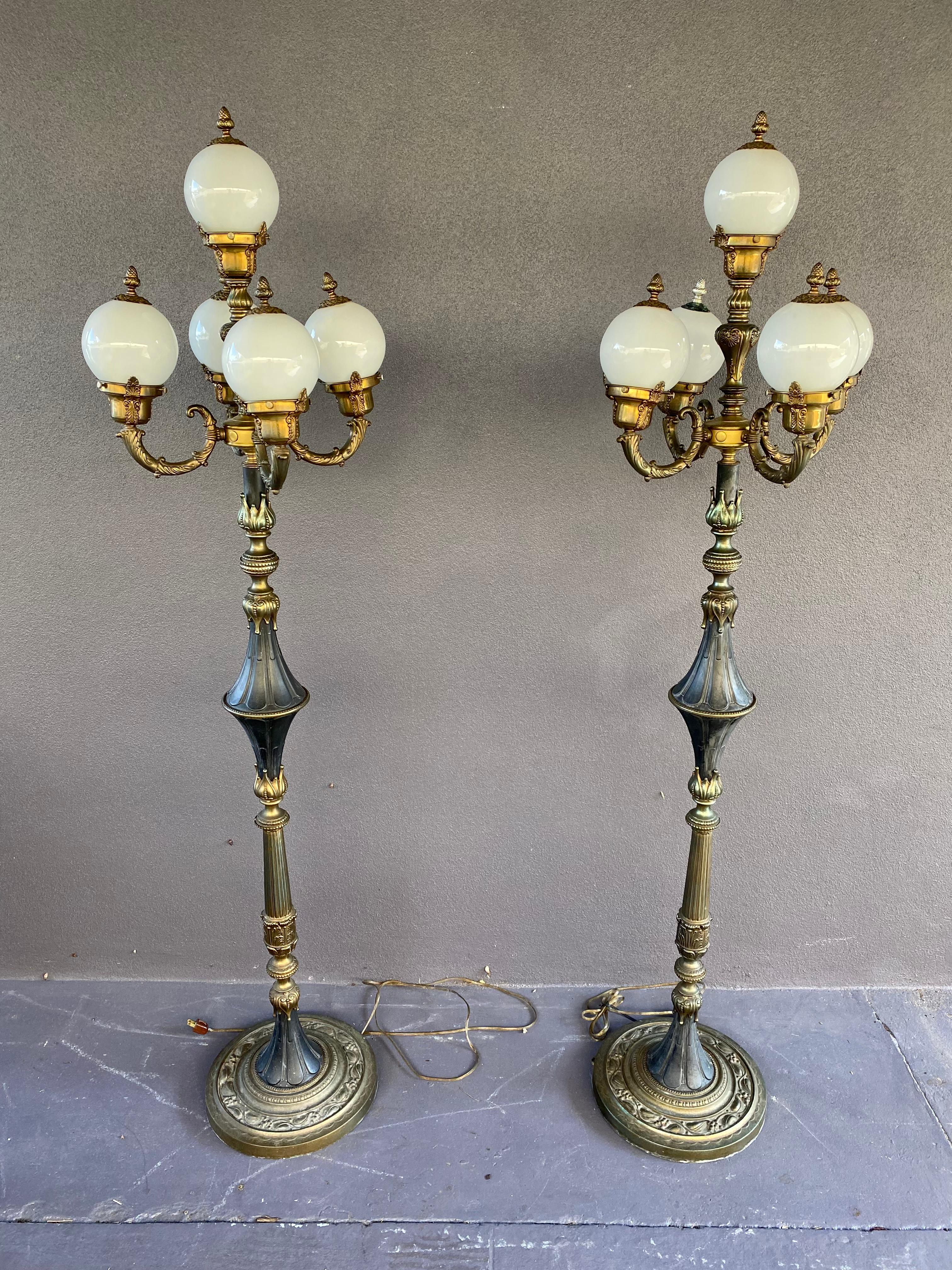 Néo-rococo Lampadaires en bronze doré à cinq bras et globes en verre, ensemble de 2 en vente