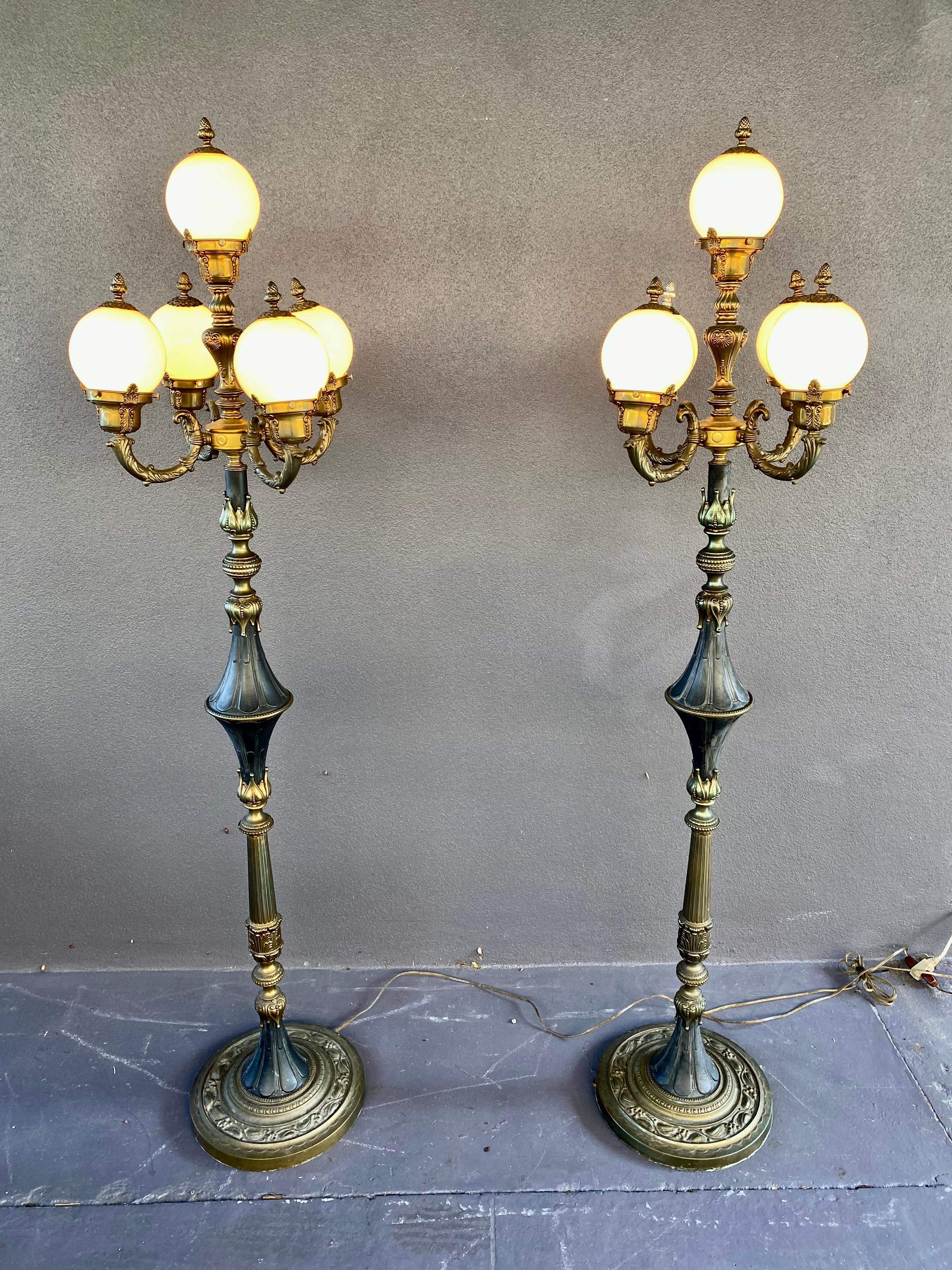 Stehlampen aus vergoldeter Bronze mit fünf Armen und Glaskugeln, 2er-Set (Französisch) im Angebot