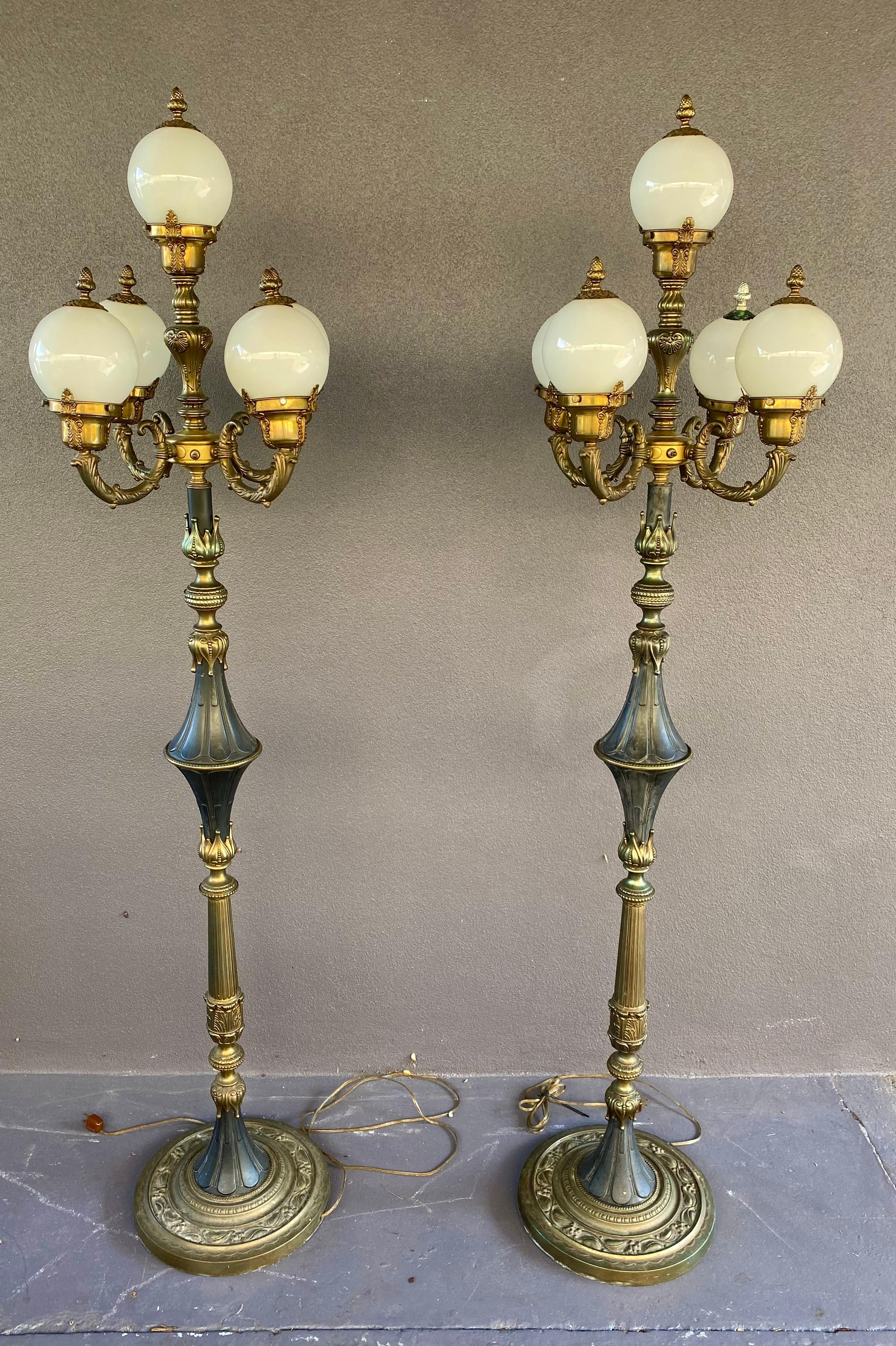 Lampadaires en bronze doré à cinq bras et globes en verre, ensemble de 2 Bon état - En vente à Fort Lauderdale, FL