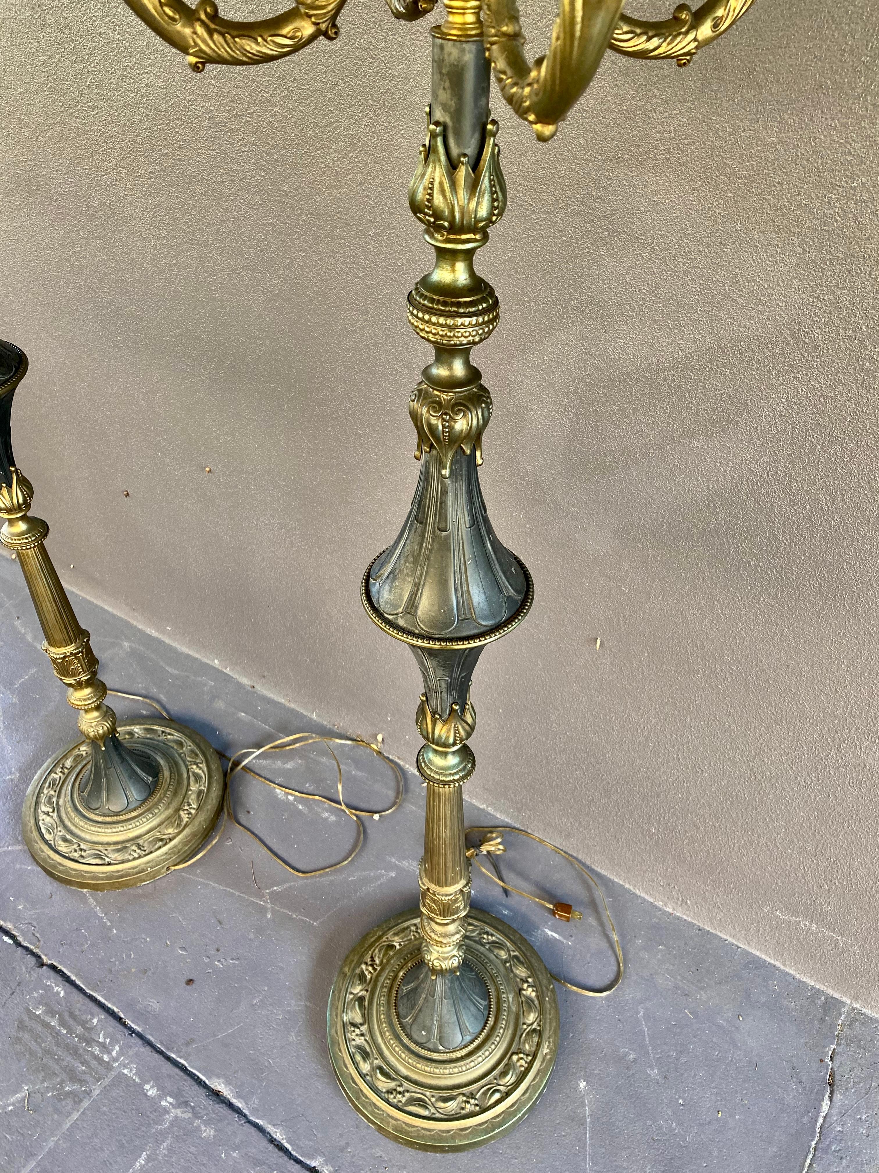 20ième siècle Lampadaires en bronze doré à cinq bras et globes en verre, ensemble de 2 en vente