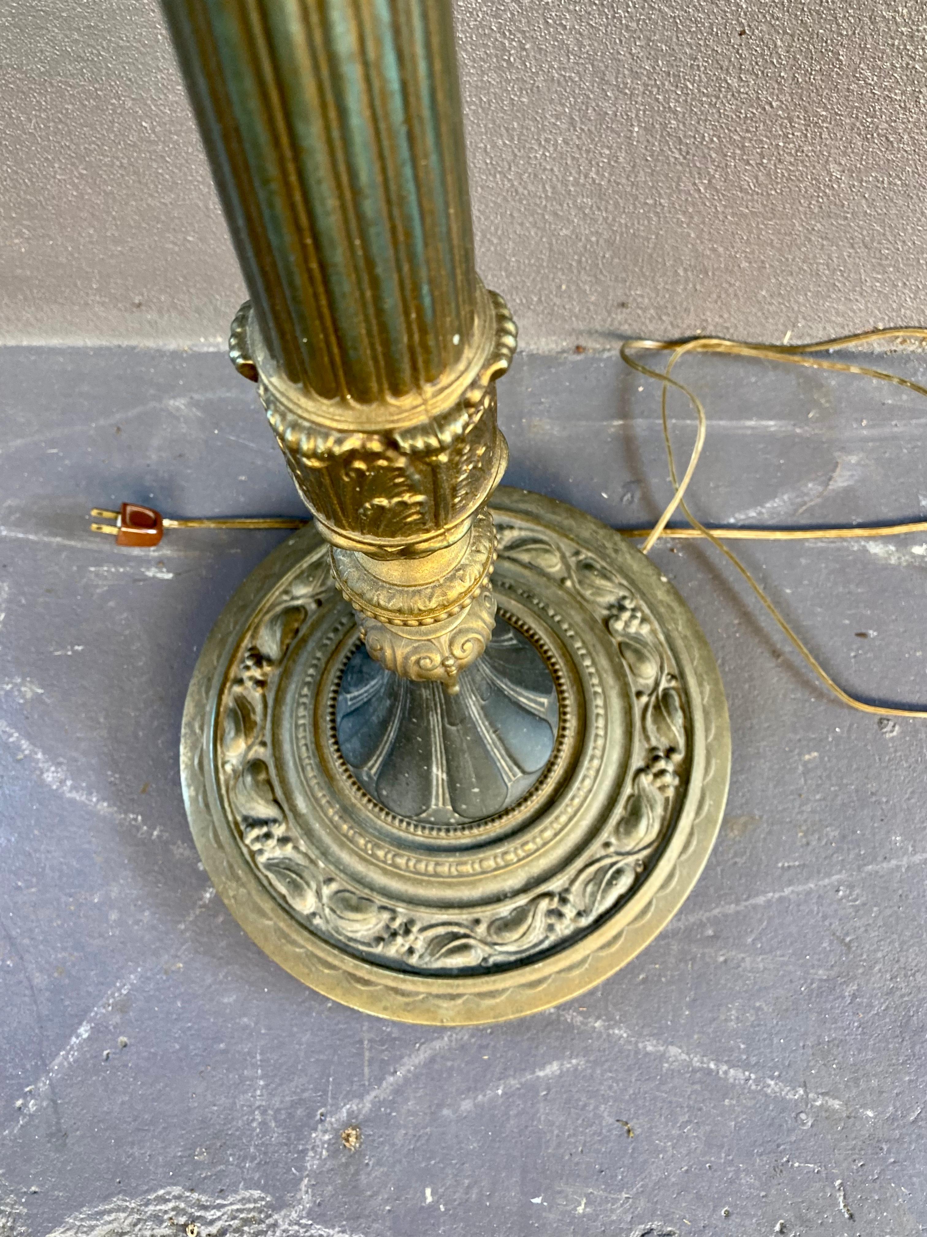 Stehlampen aus vergoldeter Bronze mit fünf Armen und Glaskugeln, 2er-Set im Angebot 1