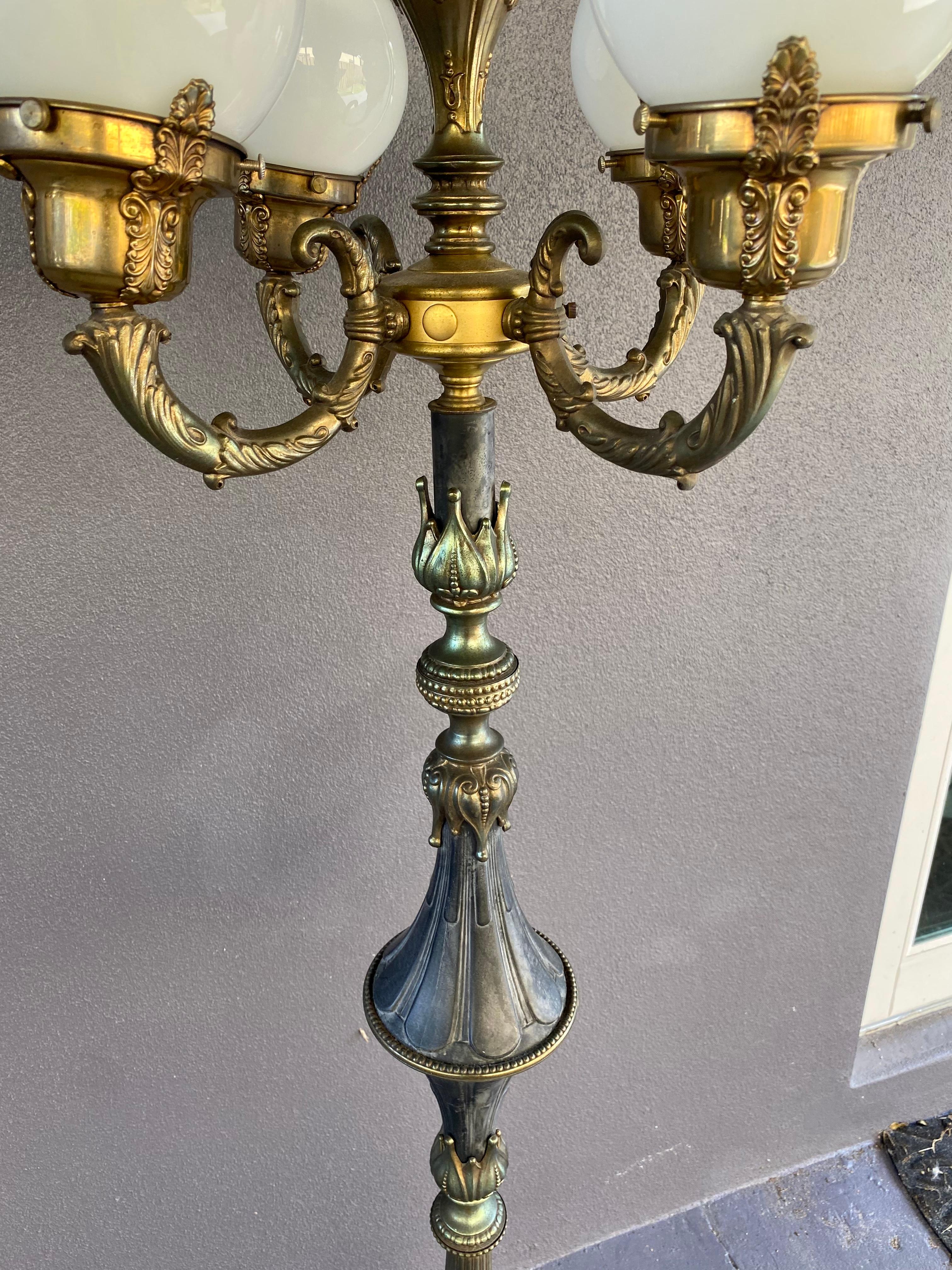 Stehlampen aus vergoldeter Bronze mit fünf Armen und Glaskugeln, 2er-Set im Angebot 2