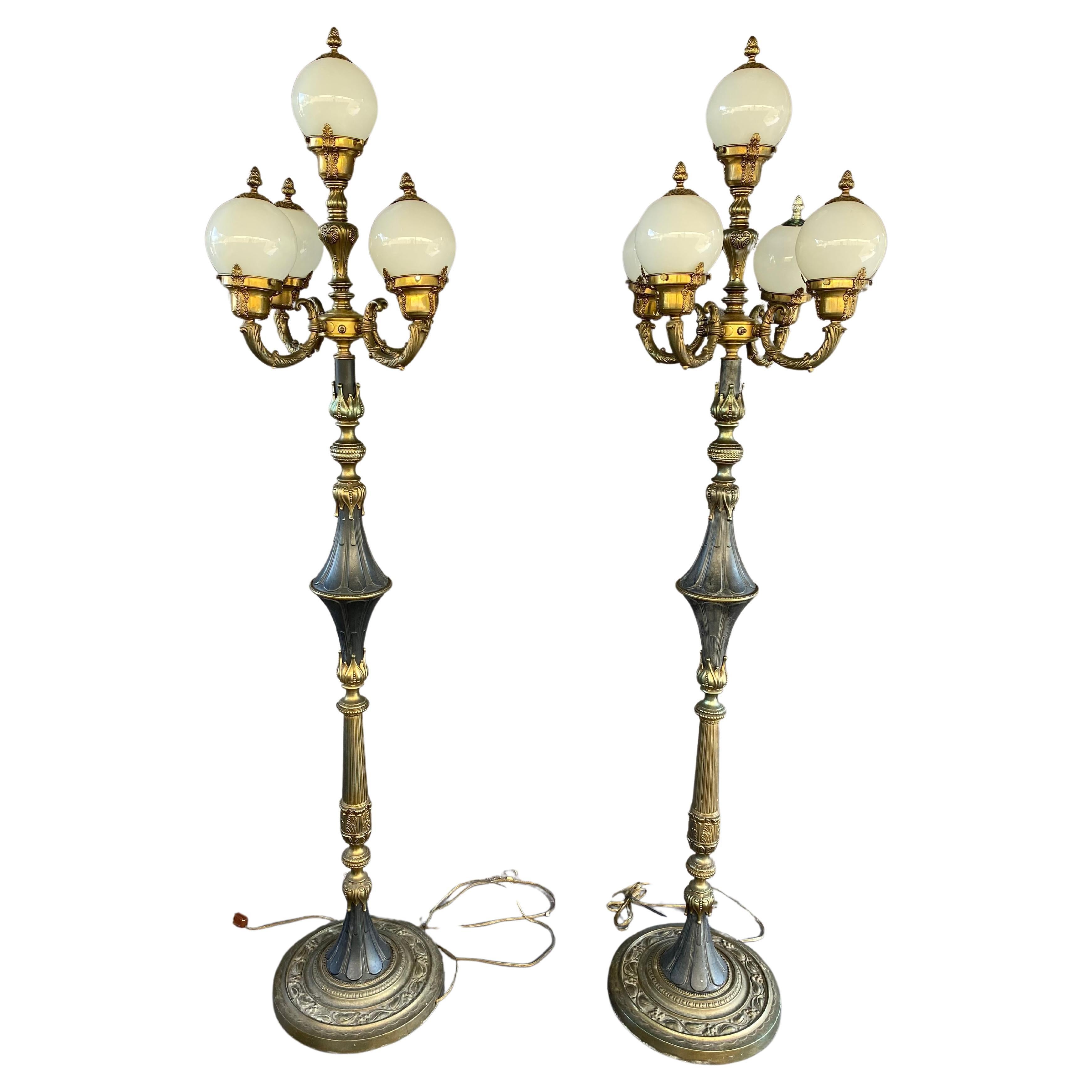 Lampadaires en bronze doré à cinq bras et globes en verre, ensemble de 2 en vente
