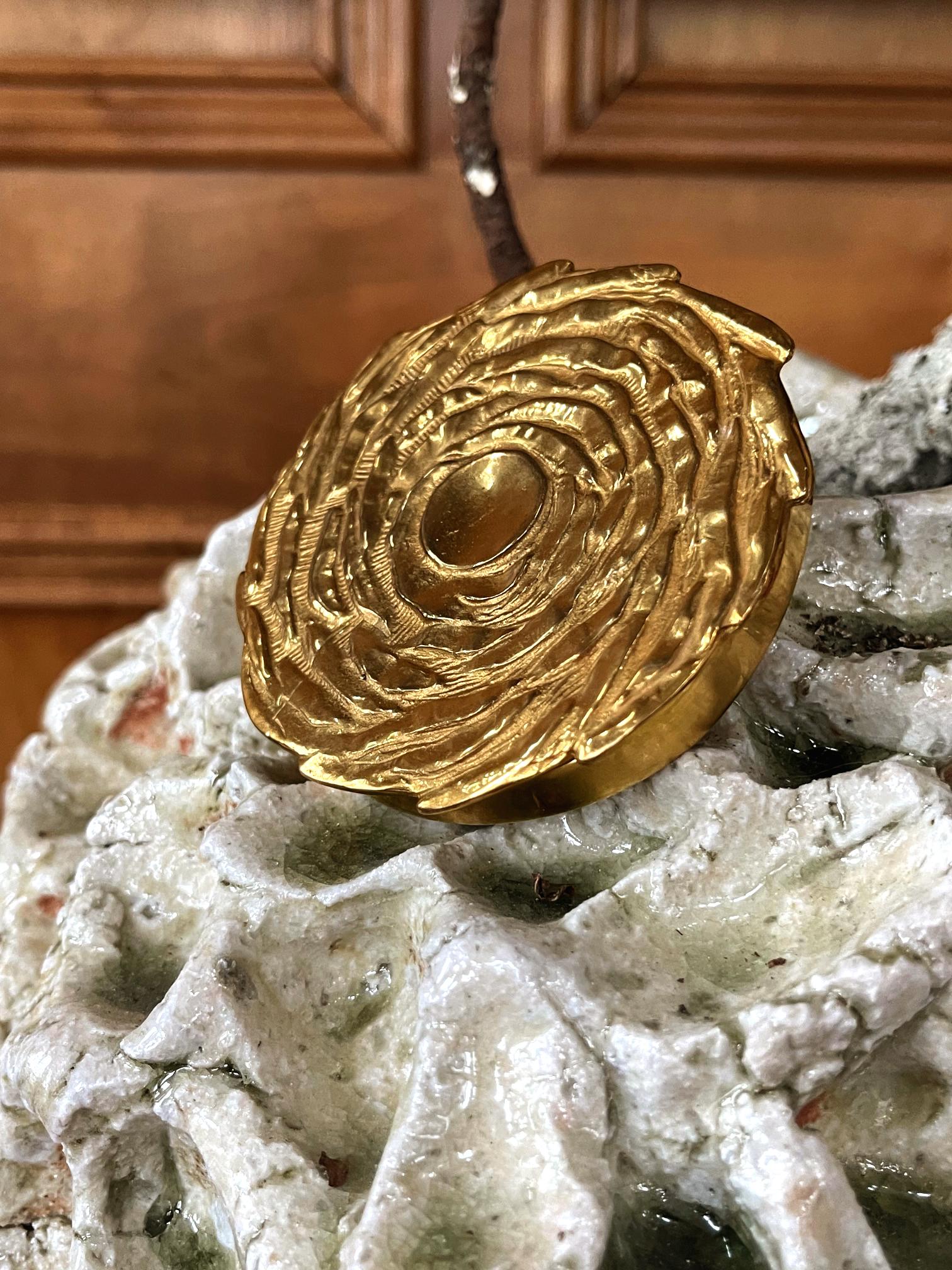 Français Boîte à fleurs en bronze doré de Line Vautrin en vente
