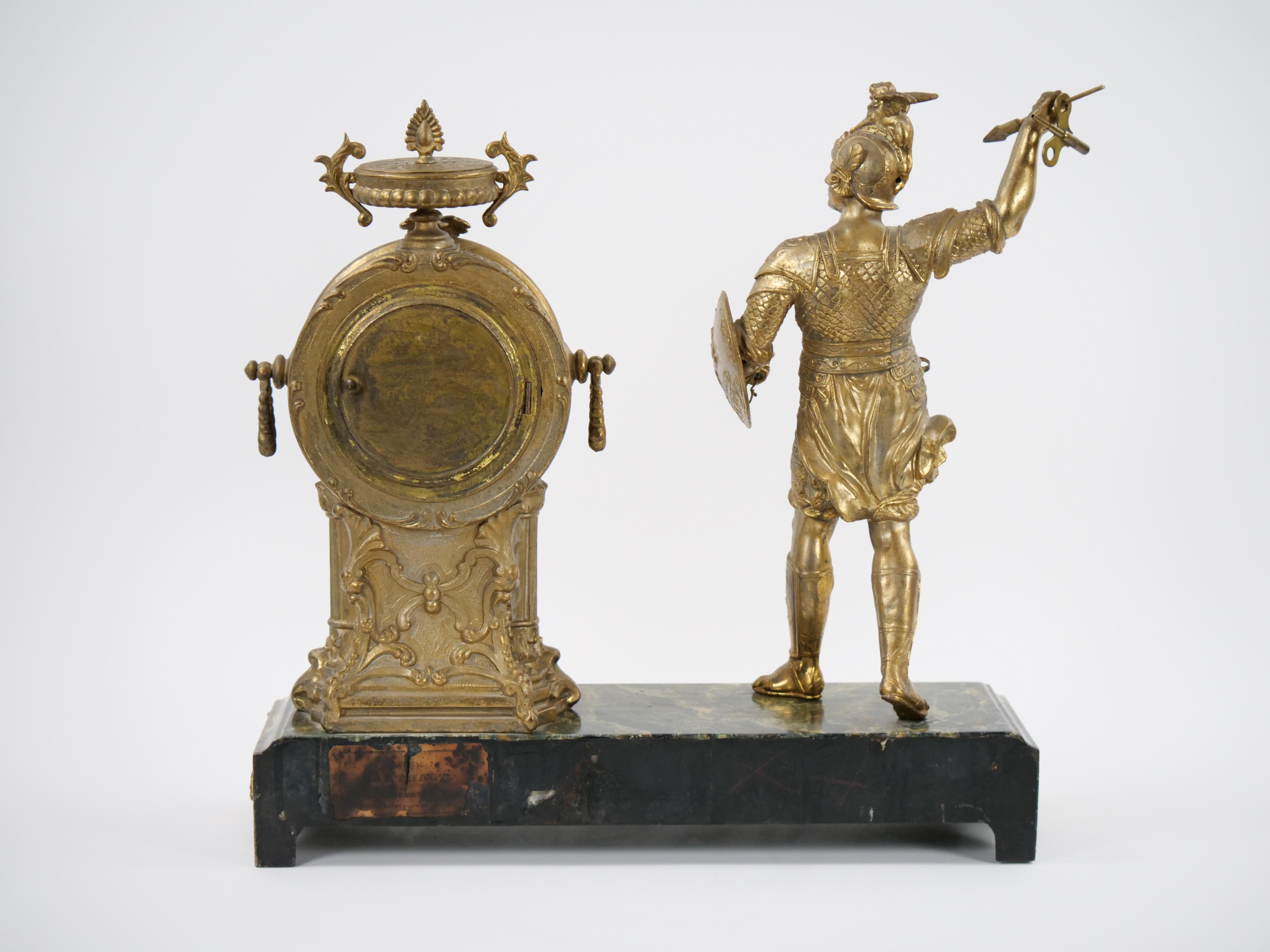  Pendule de cheminée en bronze doré sur pied en marbre représentant un guerrier de Carthage en vente 5